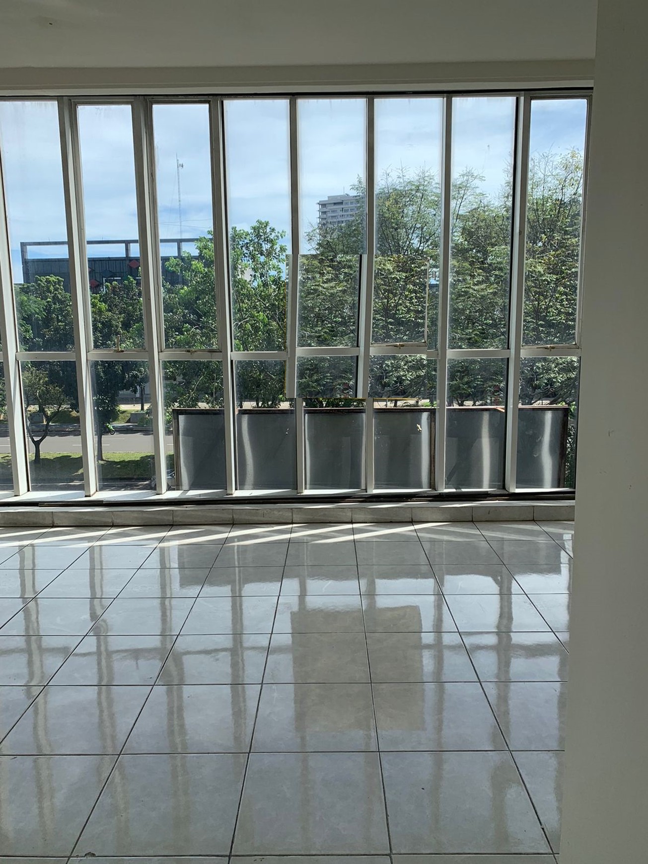 Ruko bagus, cocok untuk usaha maupun office&#x2026;. lokasi  strategis di Bintaro.