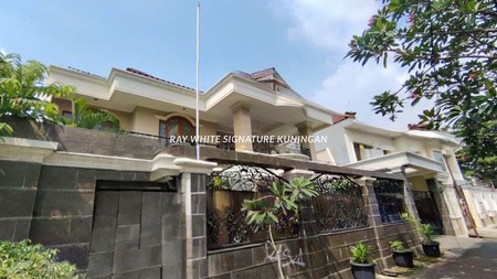 Dijual Rumah 2 Lantai Siap Huni Lokasi Elite di Jl Dwijaya II Kebayoran Baru