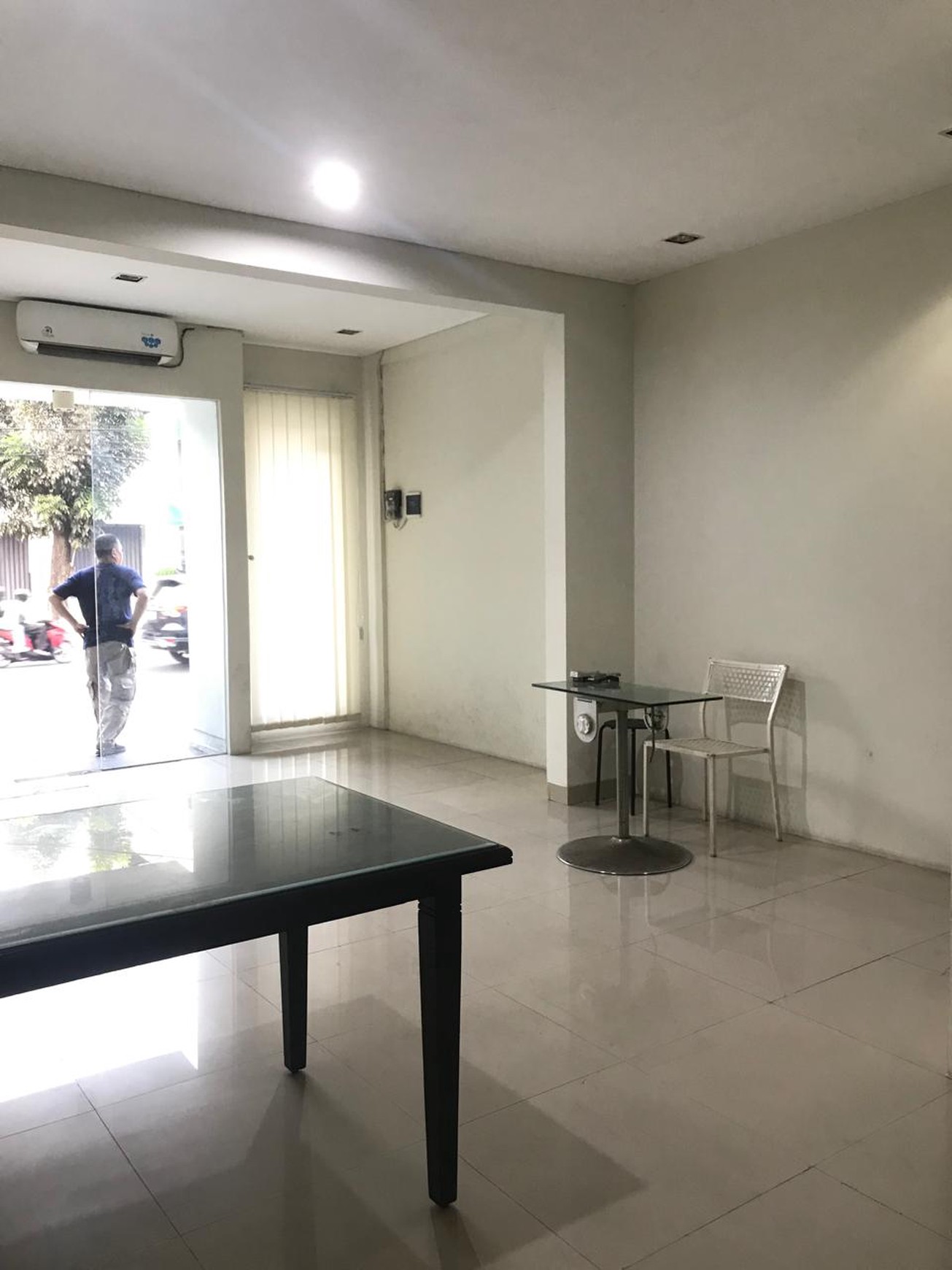 Disewakan Ruang Usaha, Lokasi Strategis dan Kawasan Ramai Depan Jalan besar Jl BIntaro Utama