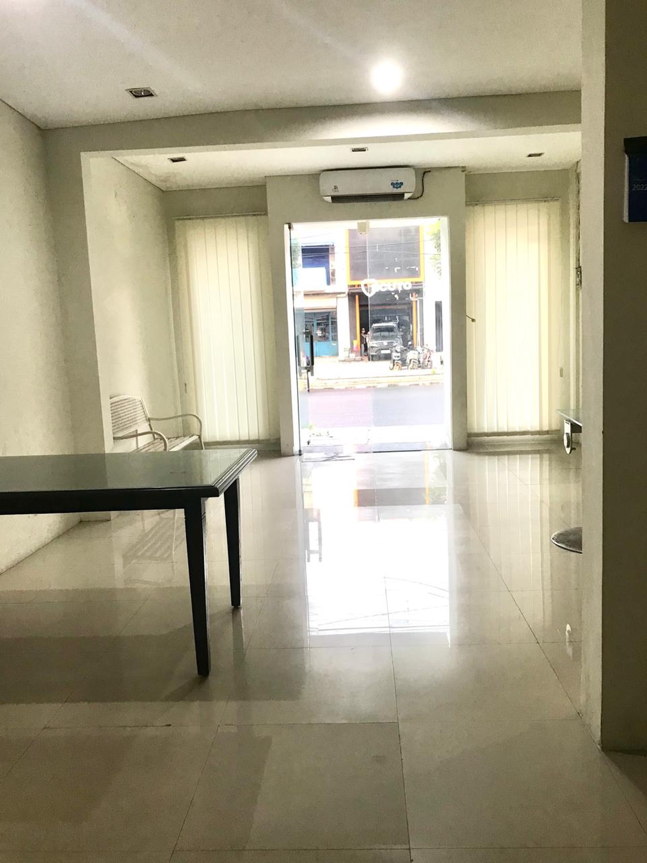 Disewakan Ruang Usaha, Lokasi Strategis dan Kawasan Ramai Depan Jalan besar Jl BIntaro Utama