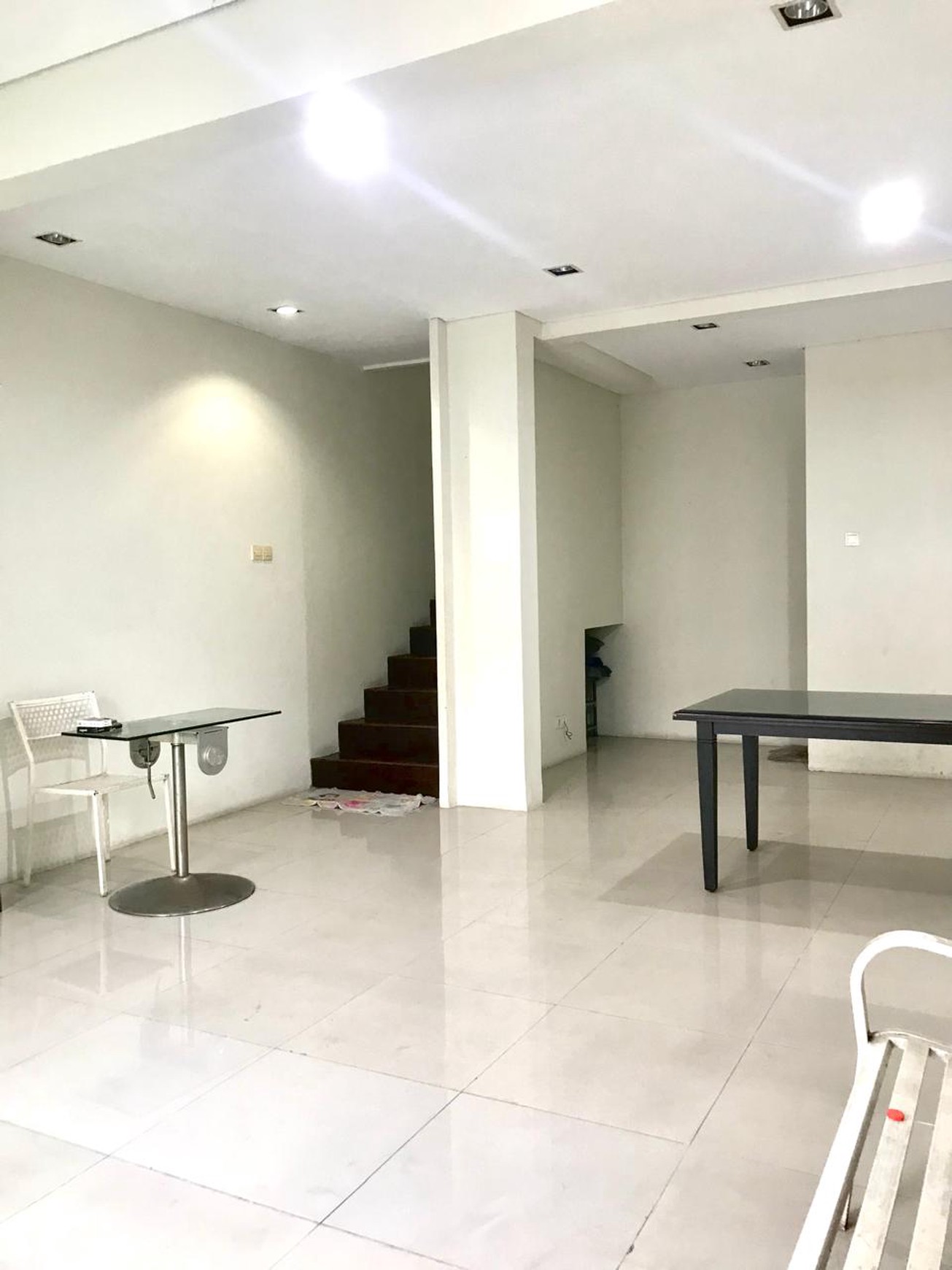 Disewakan Ruang Usaha, Lokasi Strategis dan Kawasan Ramai Depan Jalan besar Jl BIntaro Utama