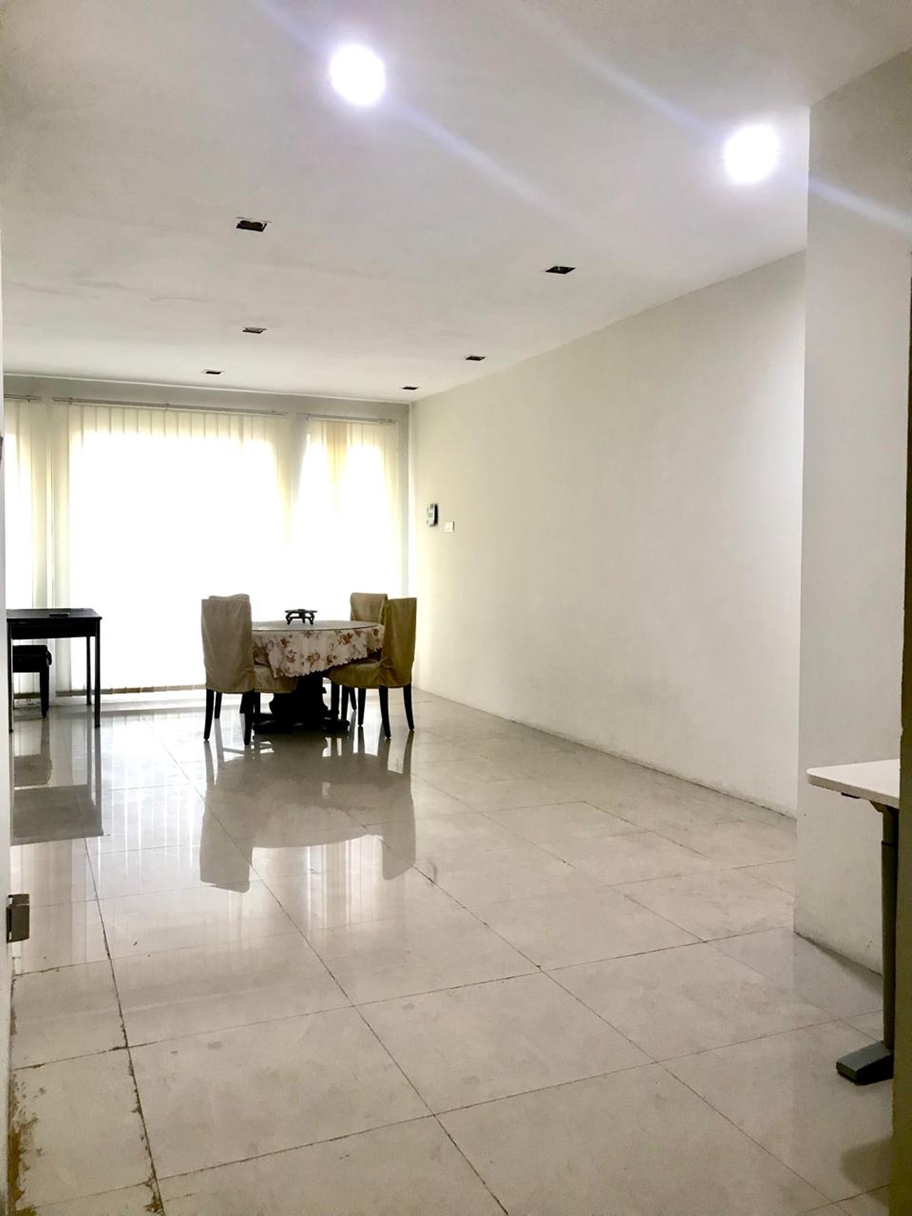 Disewakan Ruang Usaha, Lokasi Strategis dan Kawasan Ramai Depan Jalan besar Jl BIntaro Utama