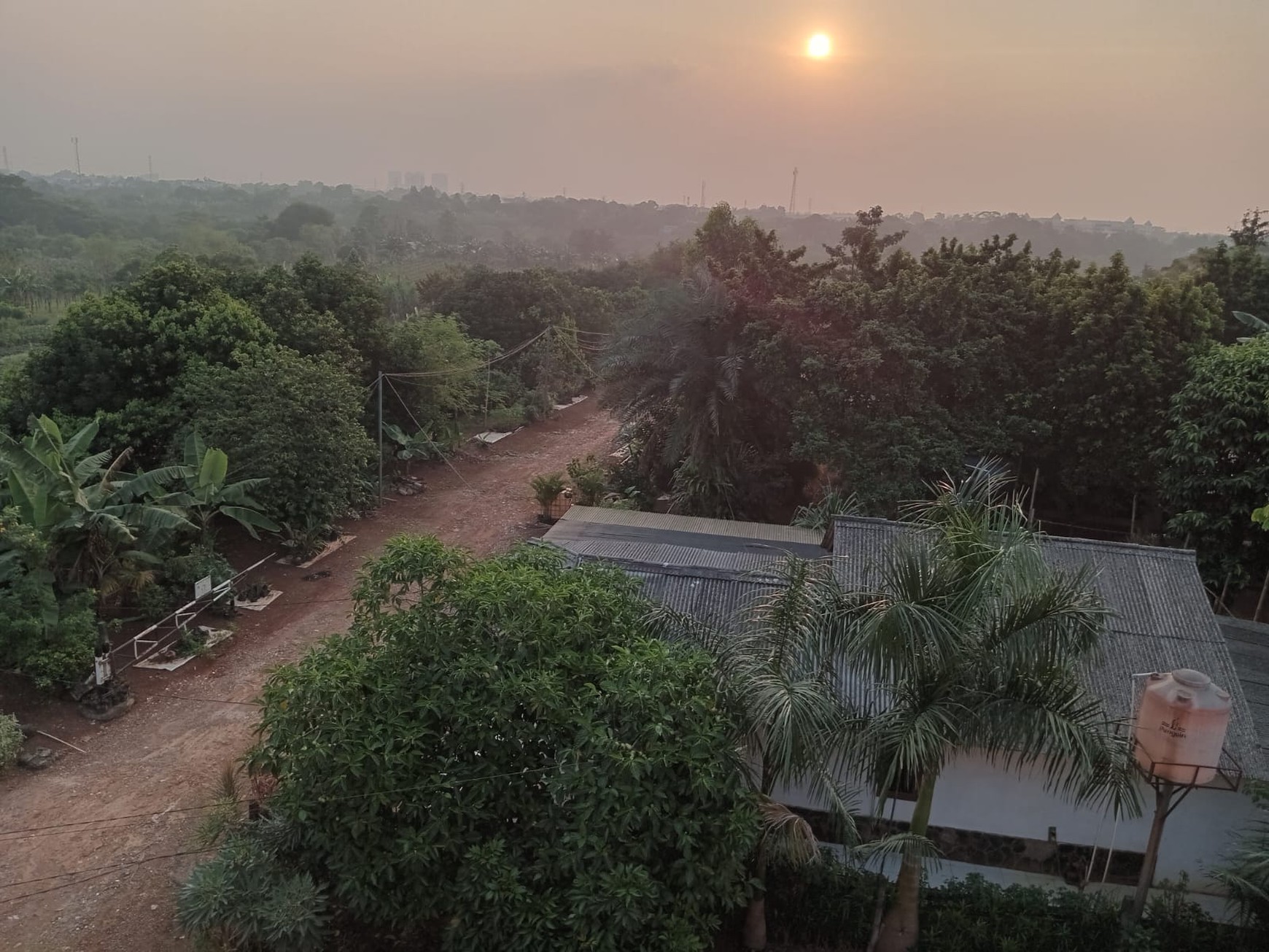 Dijual Rumah Asri Nuansa Villa  View Kebun Buah Naga, Dekat Kota Wisata Cibubur