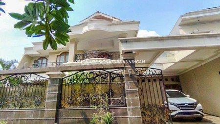 Rumah 2 Lantai Siap Huni Lokasi Elite di Jl Dwijaya II Kebayoran Baru