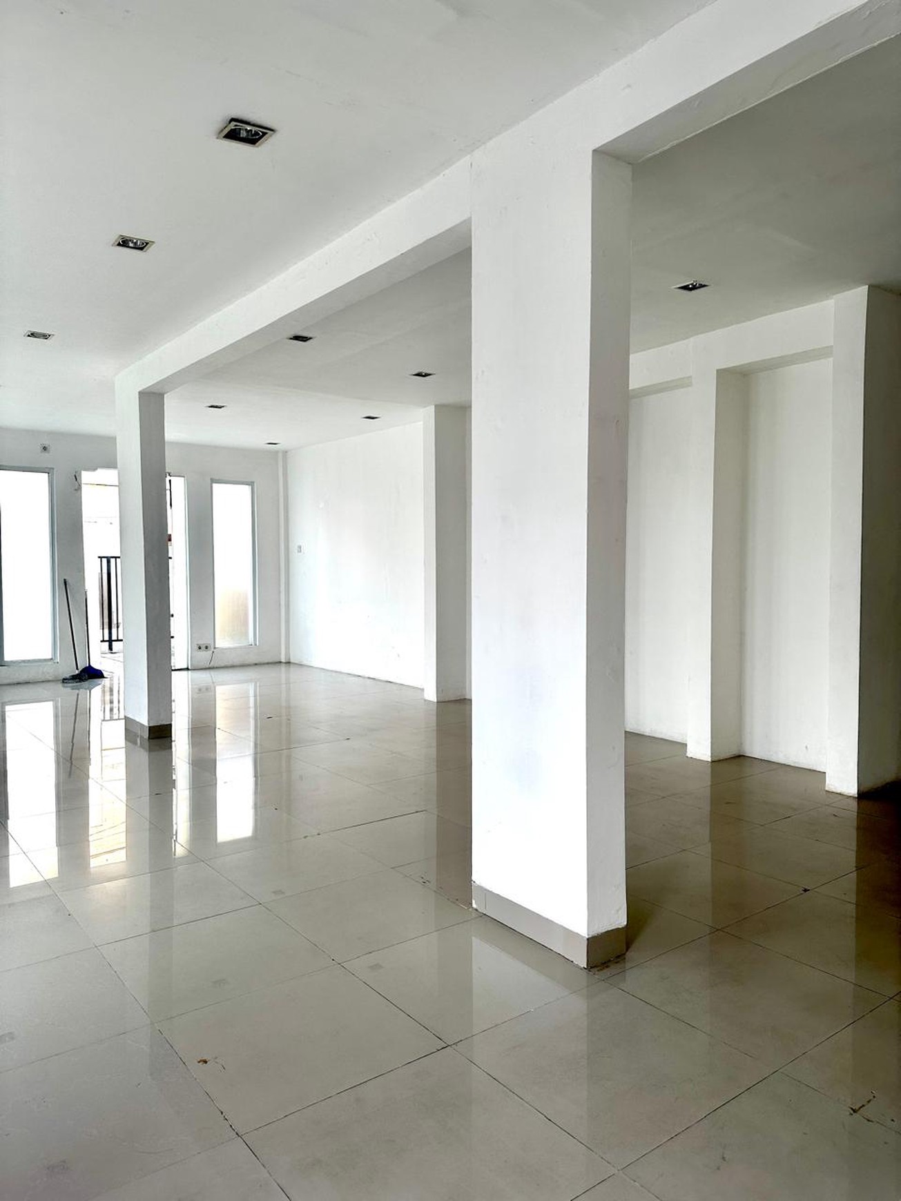 Ruko 2 lantai Pinggir Jalan Besar Bintaro Sektor 1 Siap Pakai Cocok untuk usaha retail atau kantor