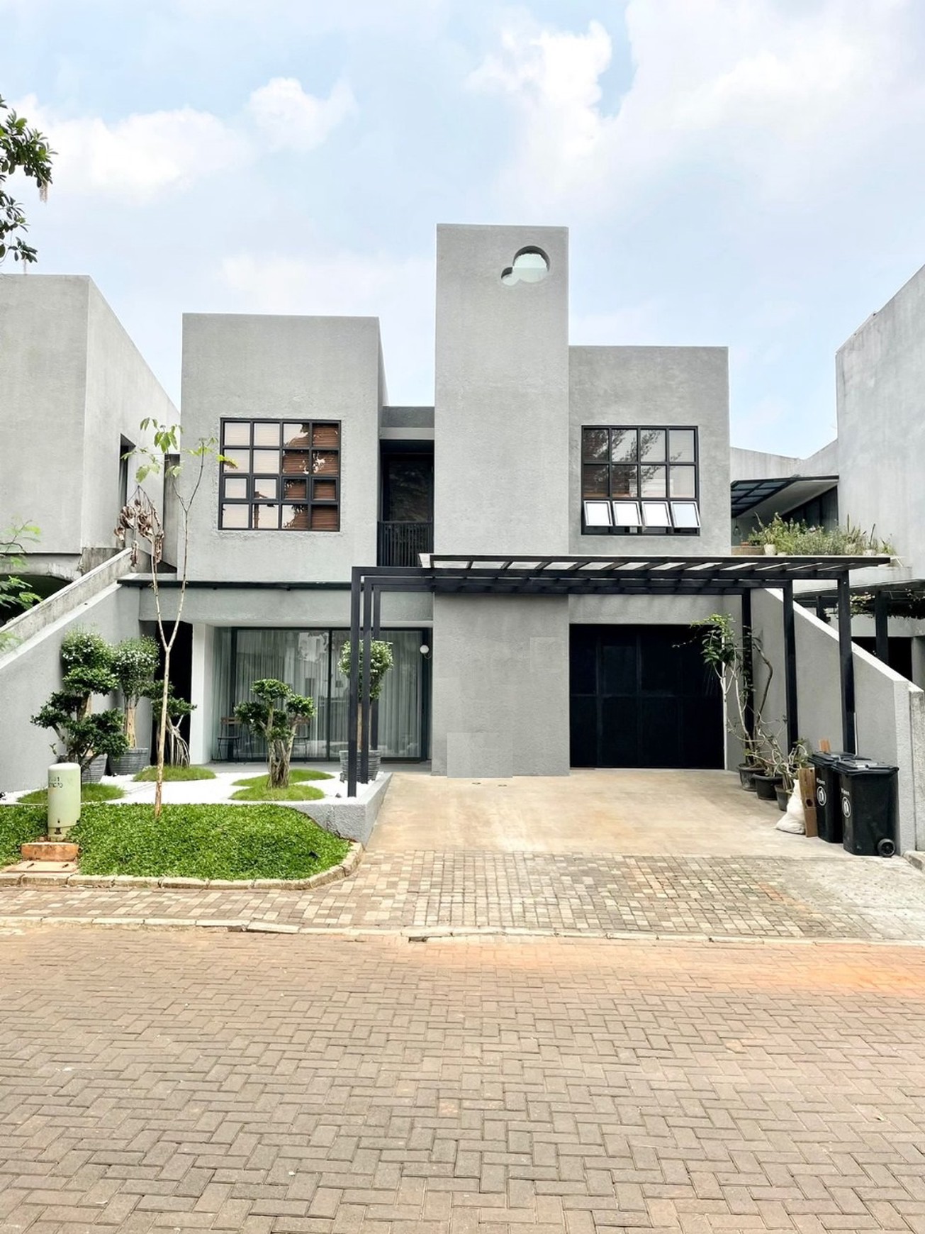 Rumah Estetik 2 Lantai di Cluster Premium Jakarta Selatan Ozone Residence.