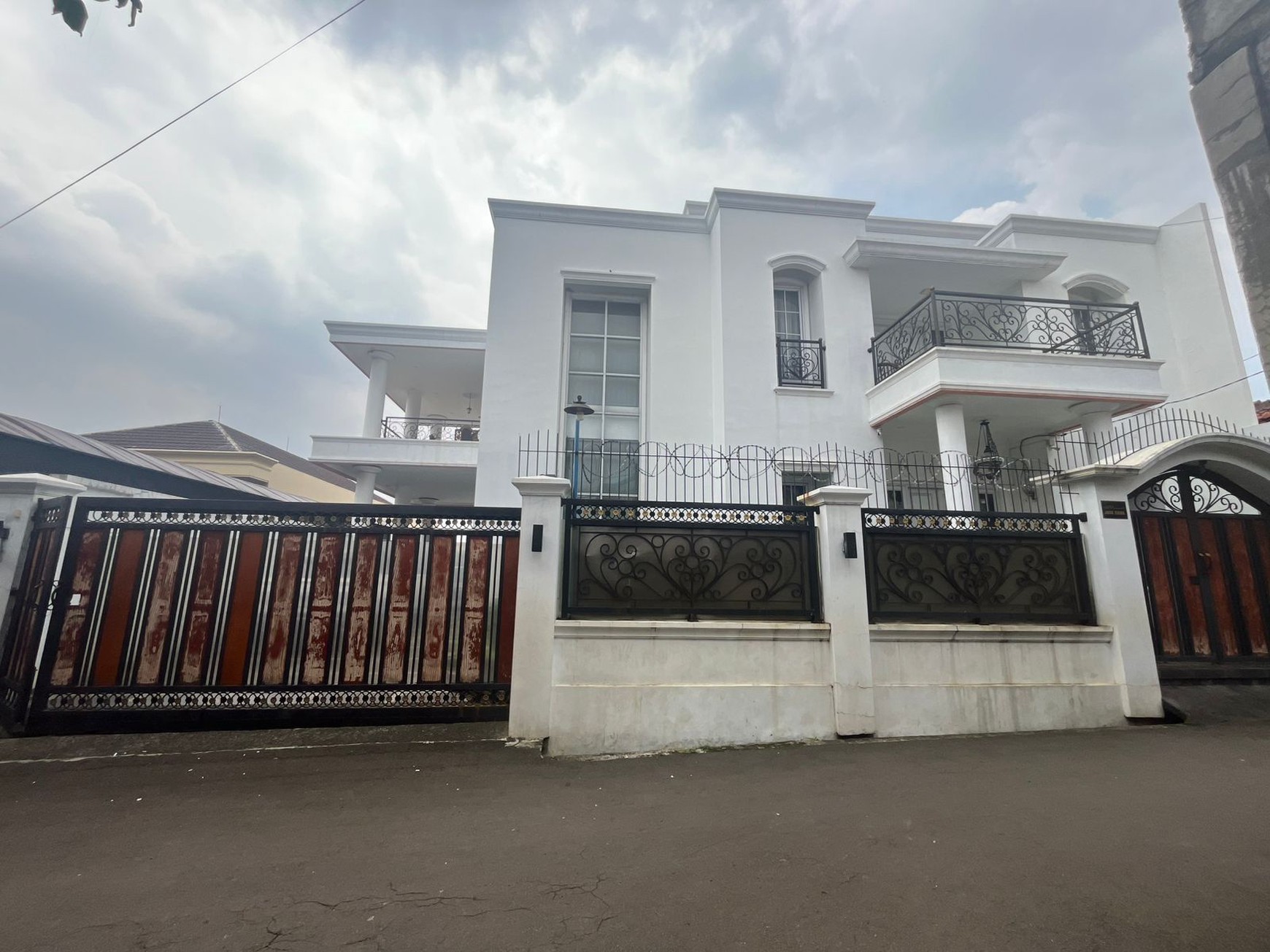 Rumah besar di Pamulang 2 - TURUN HARGA!!!