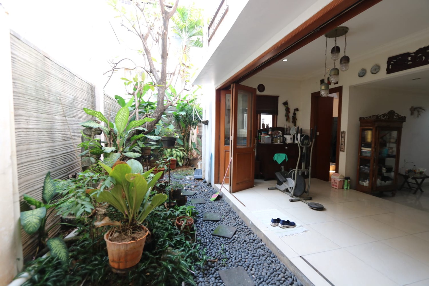RUMAH MEWAH LOKASI STRATEGIS DI KELAPA GADING, FULL RENOVASI, MODERN DAN ELEGAN