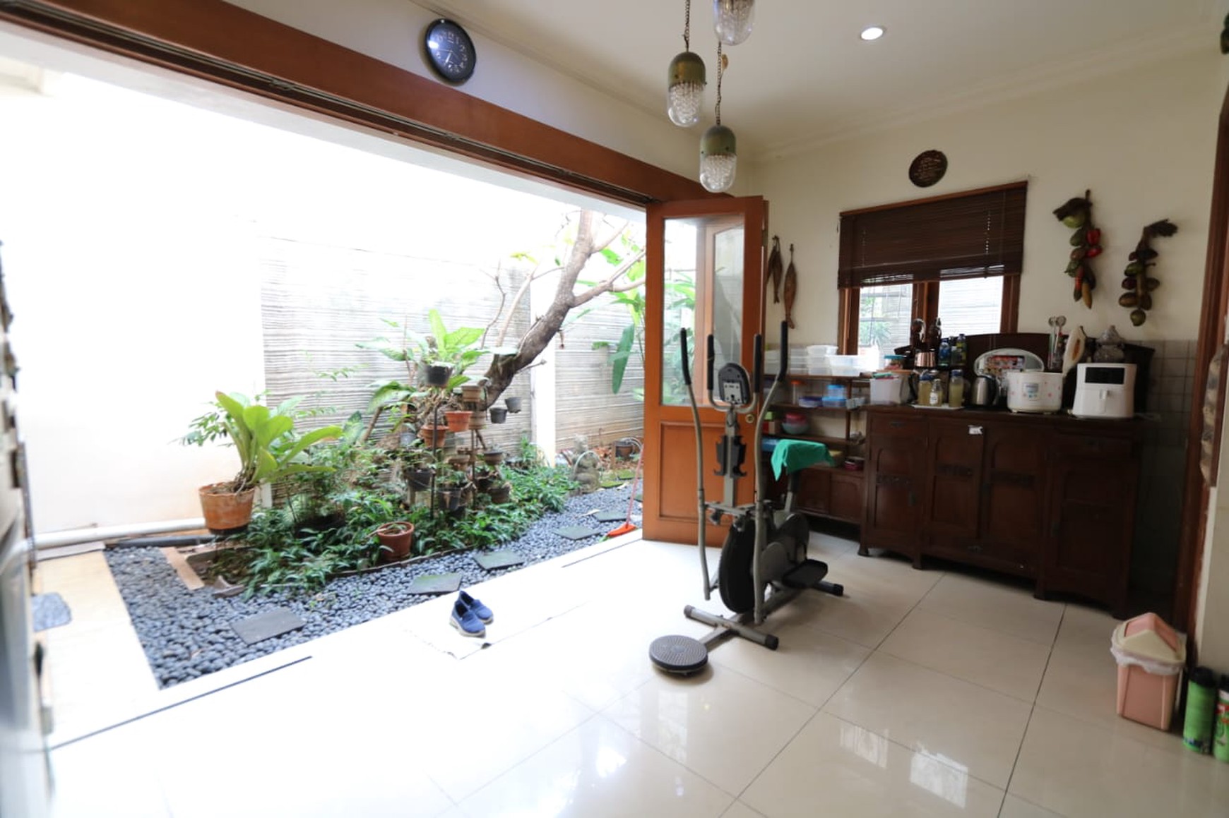 RUMAH MEWAH LOKASI STRATEGIS DI KELAPA GADING, FULL RENOVASI, MODERN DAN ELEGAN