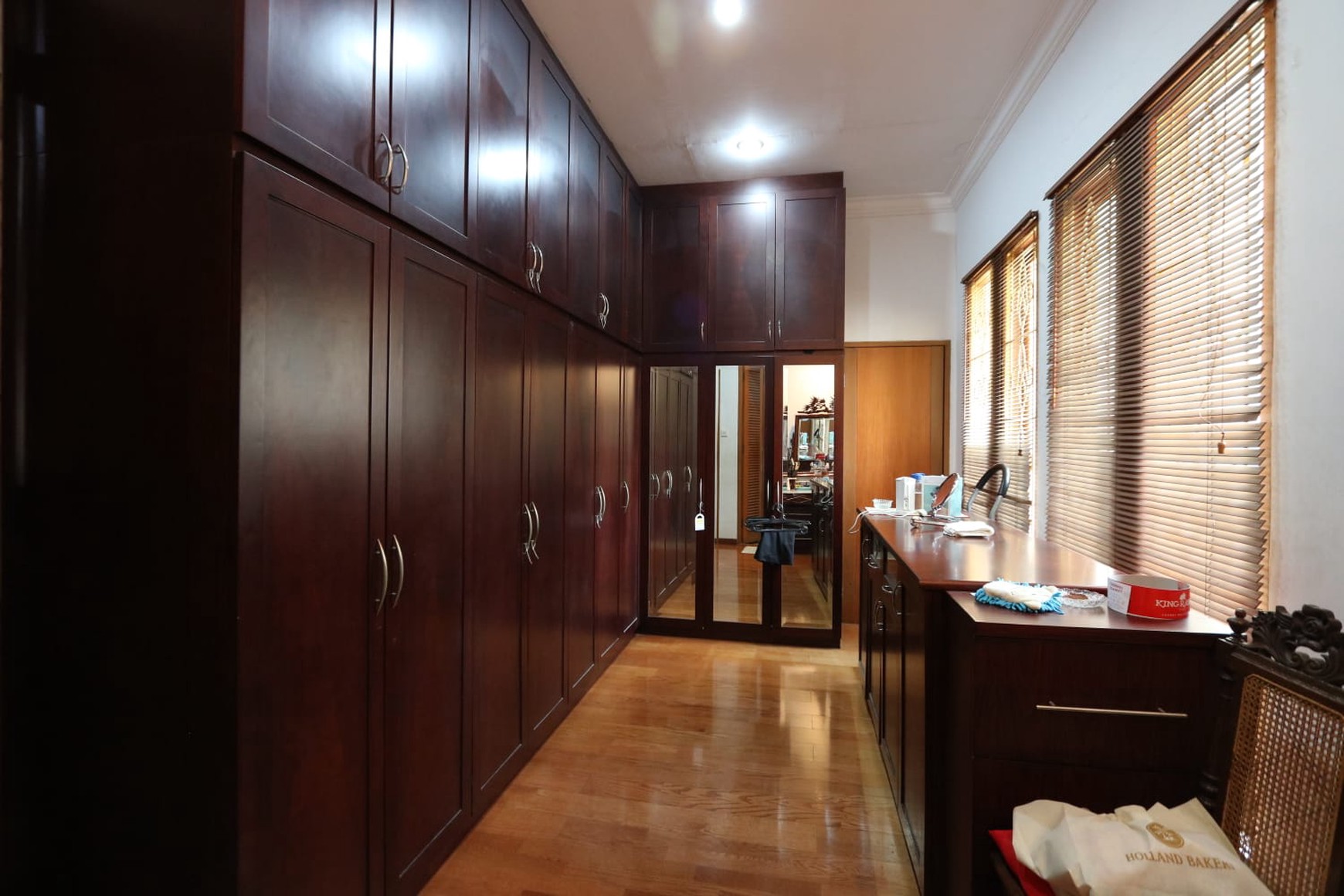 RUMAH MEWAH LOKASI STRATEGIS DI KELAPA GADING, FULL RENOVASI, MODERN DAN ELEGAN