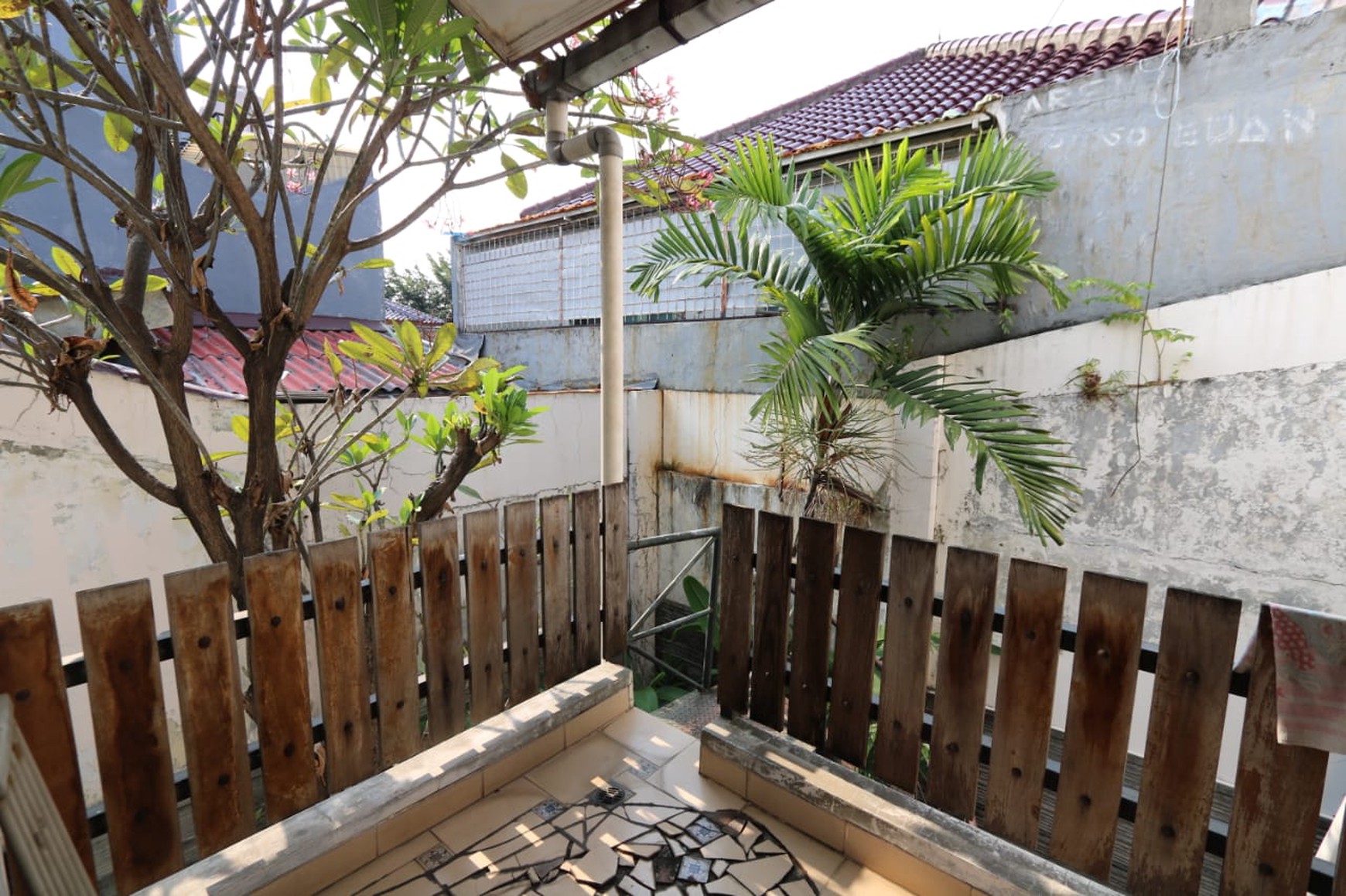 RUMAH MEWAH LOKASI STRATEGIS DI KELAPA GADING, FULL RENOVASI, MODERN DAN ELEGAN