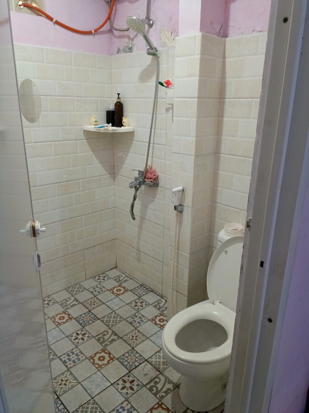 Rumah 1 1/2   Lantai di Cluster Exclusive Maribaya, Villa Dago, Benda Baru, Pamulang, Tangerang Selatan.