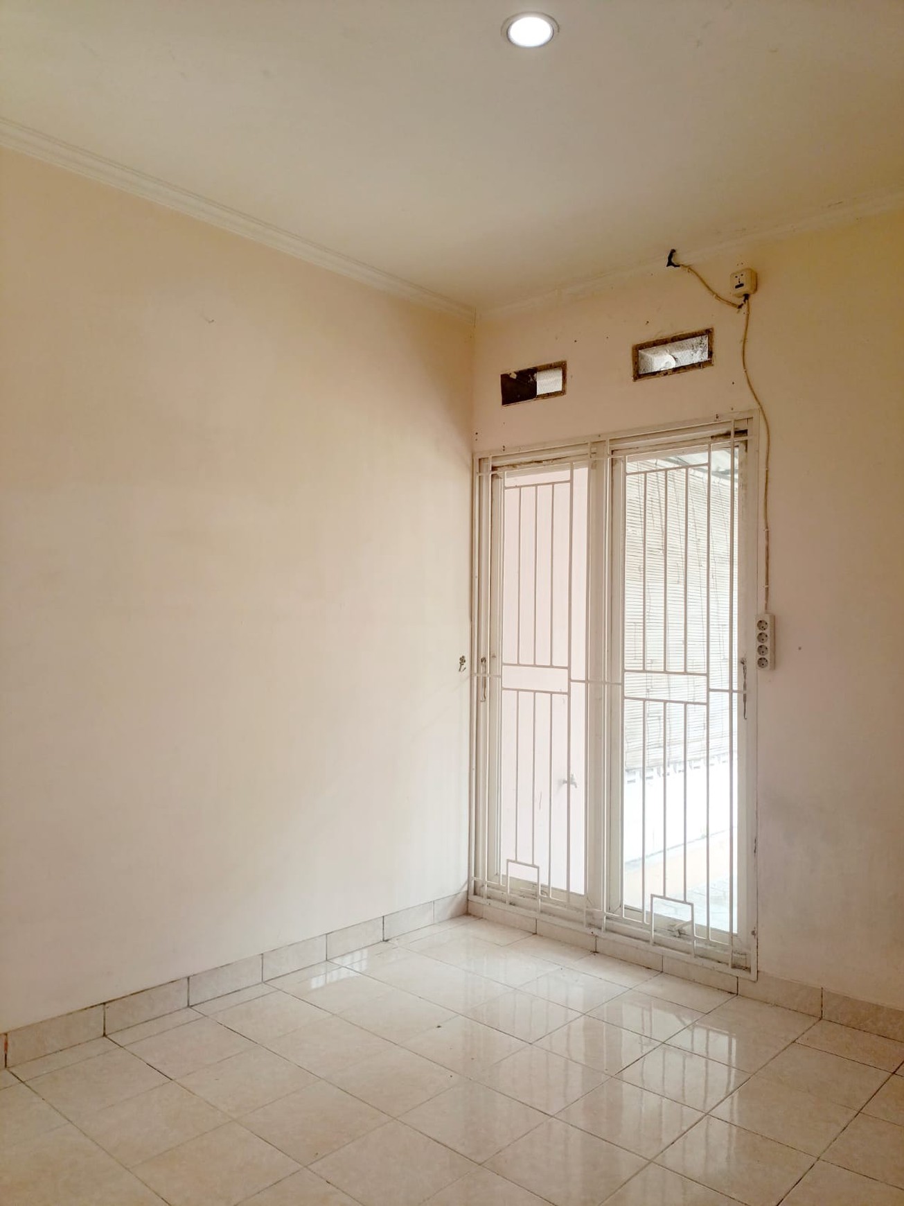 Rumah Bagus Siap Huni Asri di Graha Verina, Graha Raya, Bintaro Jaya