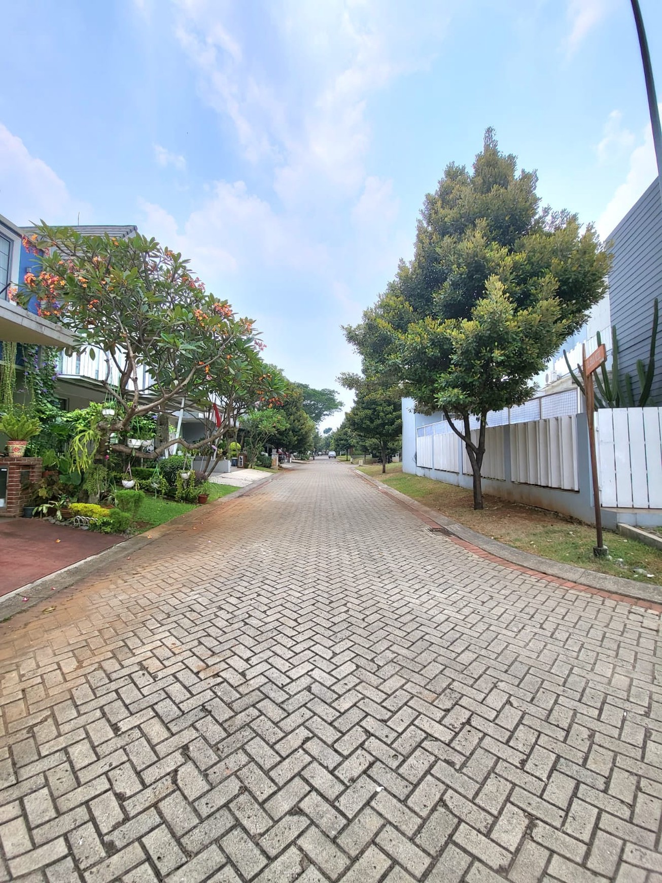 Rumah Bagus Siap Huni dan Asri Hoek dgn Pool di cluster Discovery, Bintaro Sektor 9