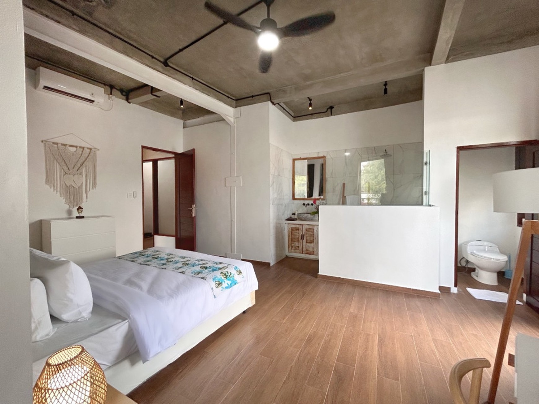 Leasehold - Contemporary 2-Bedroom Villa in Umalas with Rooftop Pool and Scenic Views