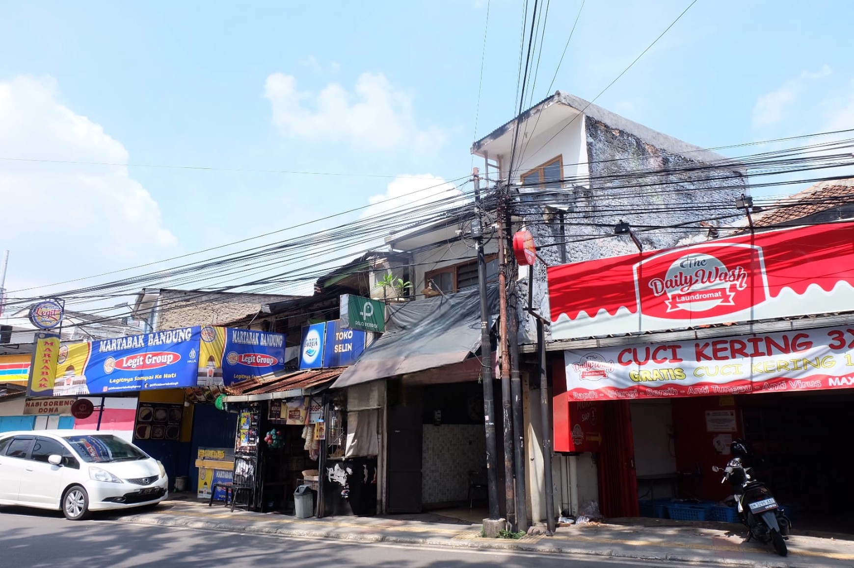 Rumah Strategis 3 Lantai di Sayap Dago, Bandung!