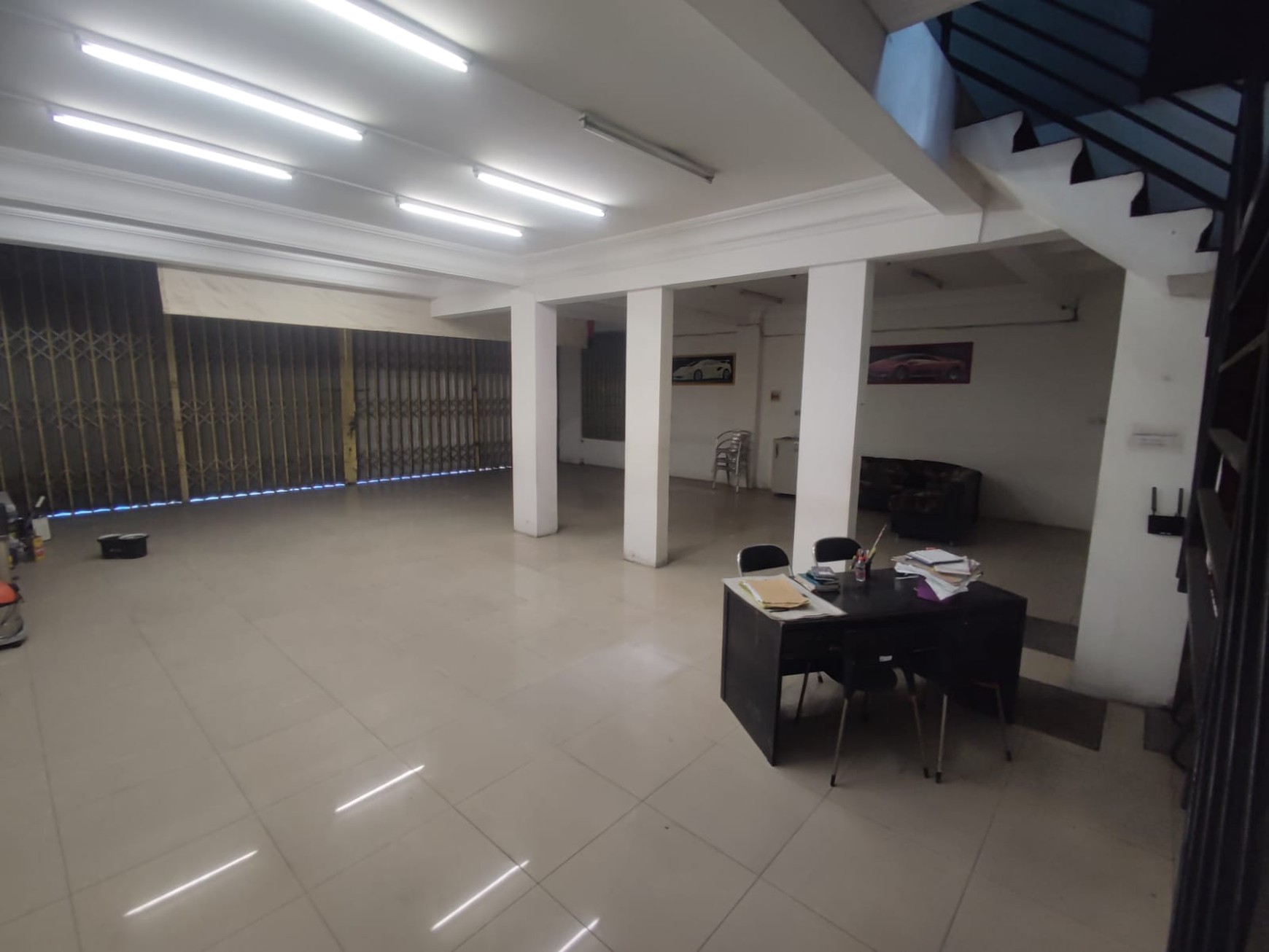 Di Sewakan 2 Property Komersial (Ex Showroom) Jl. Raya Kertajaya