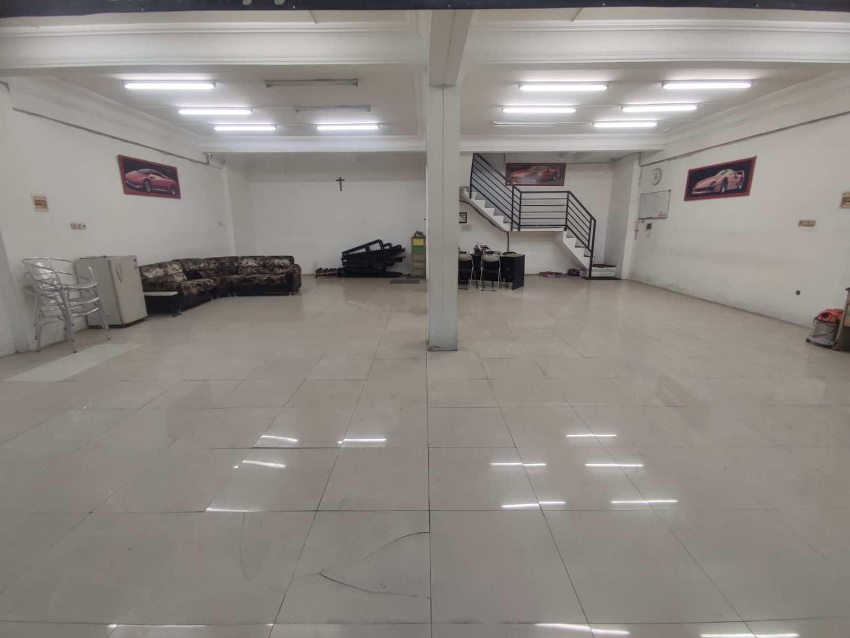 Di Sewakan 2 Property Komersial (Ex Showroom) Jl. Raya Kertajaya