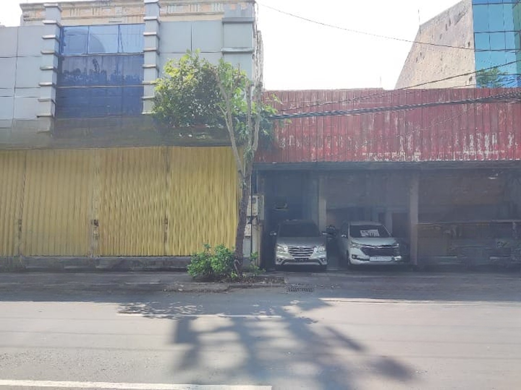 Di Sewakan 2 Property Komersial (Ex Showroom) Jl. Raya Kertajaya