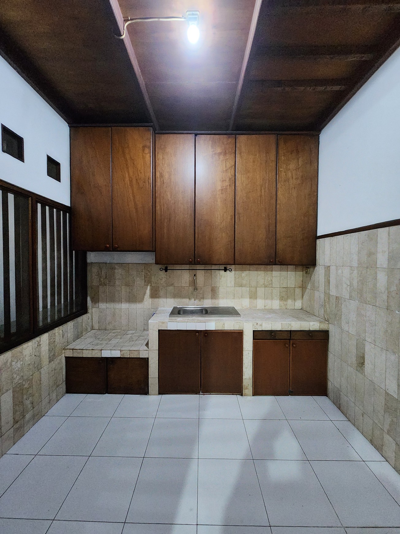 Disewakan Rumah Unfurnished di Lokasi Strategis Menteng