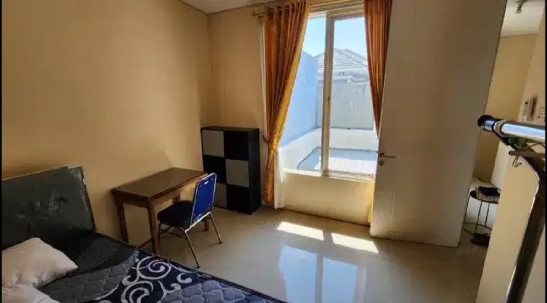 Murah Disewakan Rumah Royal Residence Semi furnished Dekat Citraland, Dian Istana, Graha Family, Pakuwon Indah