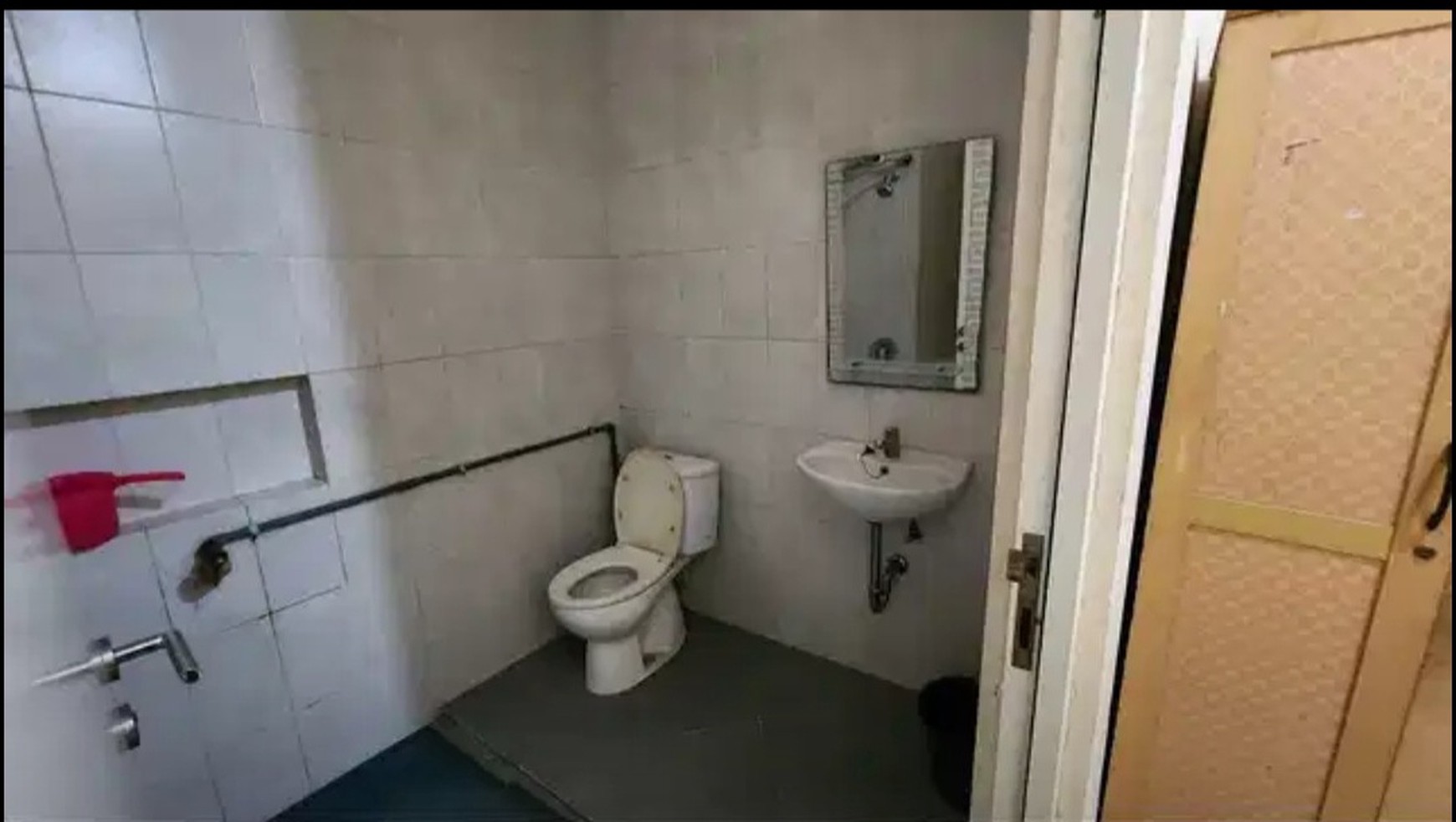 Murah Disewakan Rumah Royal Residence Semi furnished Dekat Citraland, Dian Istana, Graha Family, Pakuwon Indah