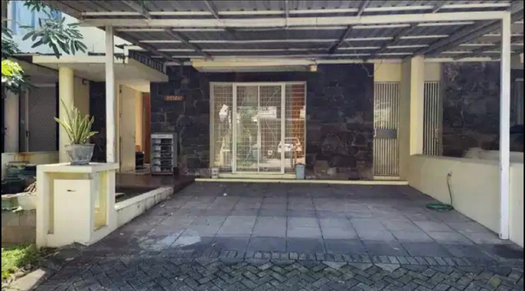 Murah Disewakan Rumah Royal Residence Semi furnished Dekat Citraland, Dian Istana, Graha Family, Pakuwon Indah