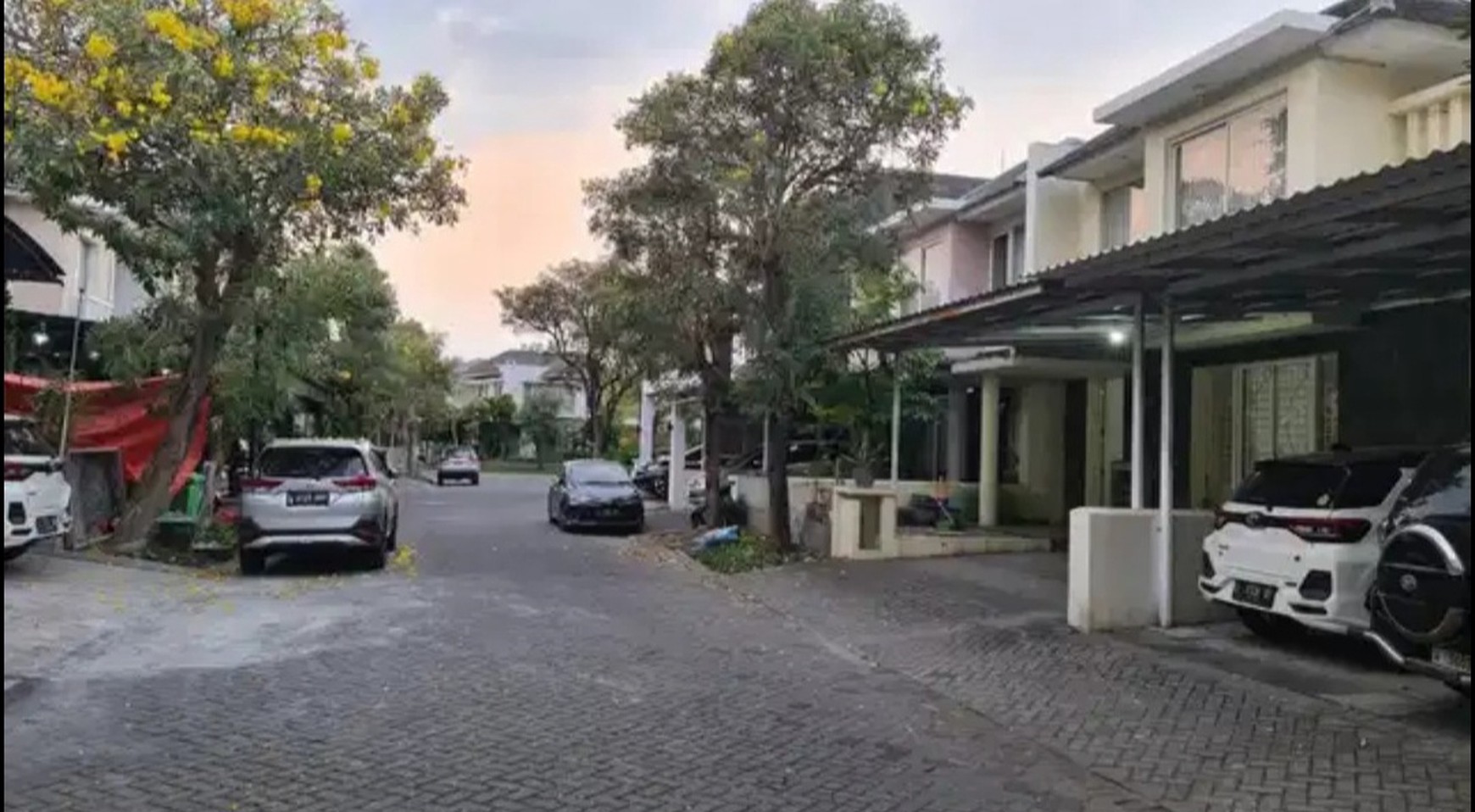 Murah Disewakan Rumah Royal Residence Semi furnished Dekat Citraland, Dian Istana, Graha Family, Pakuwon Indah