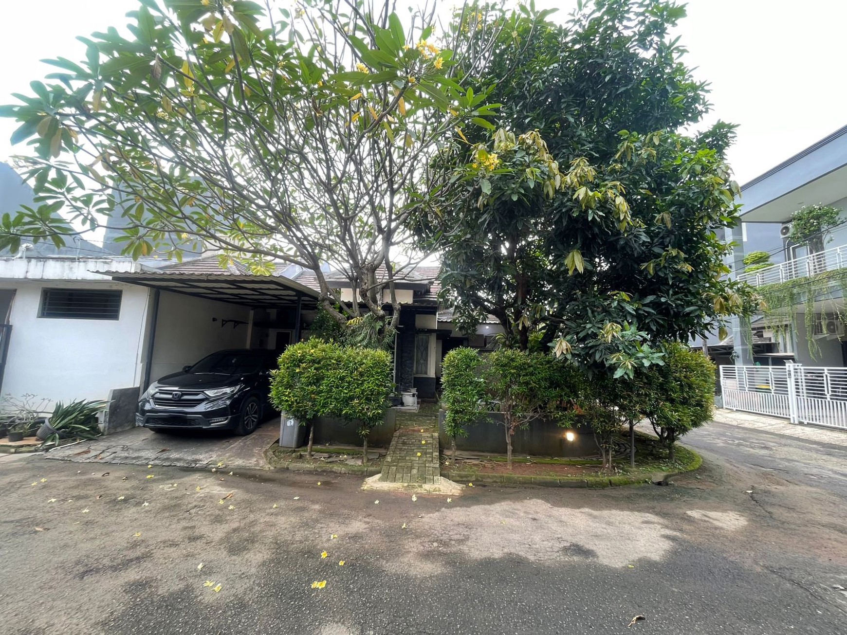 Rumah Hook Siap Huni dengan Hunian Nyaman SHM @Jelupang, Serpong Utara