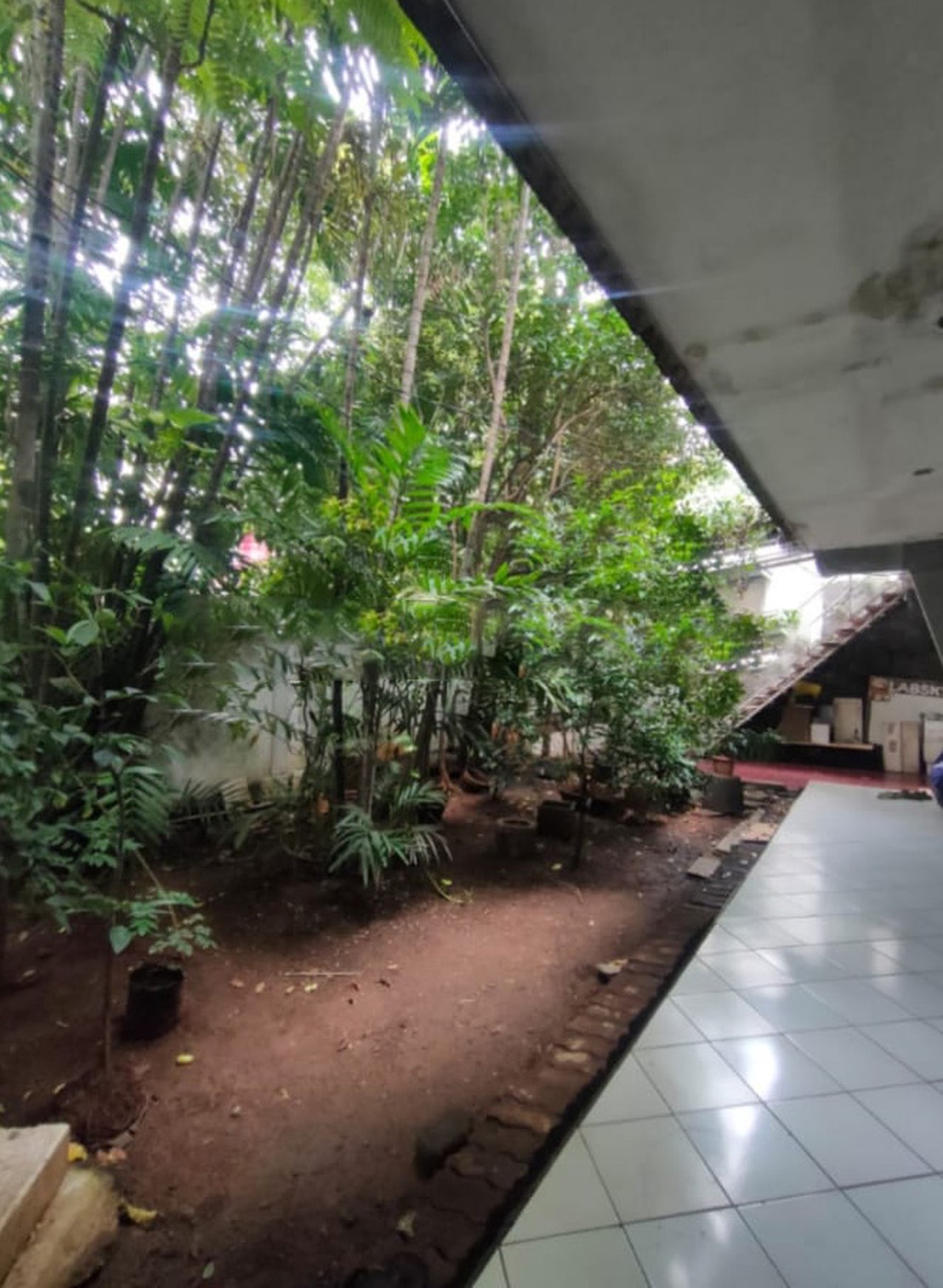 Rumah Hitung Tanah Luas dengan Lokasi Strategis @Jakarta Selatan