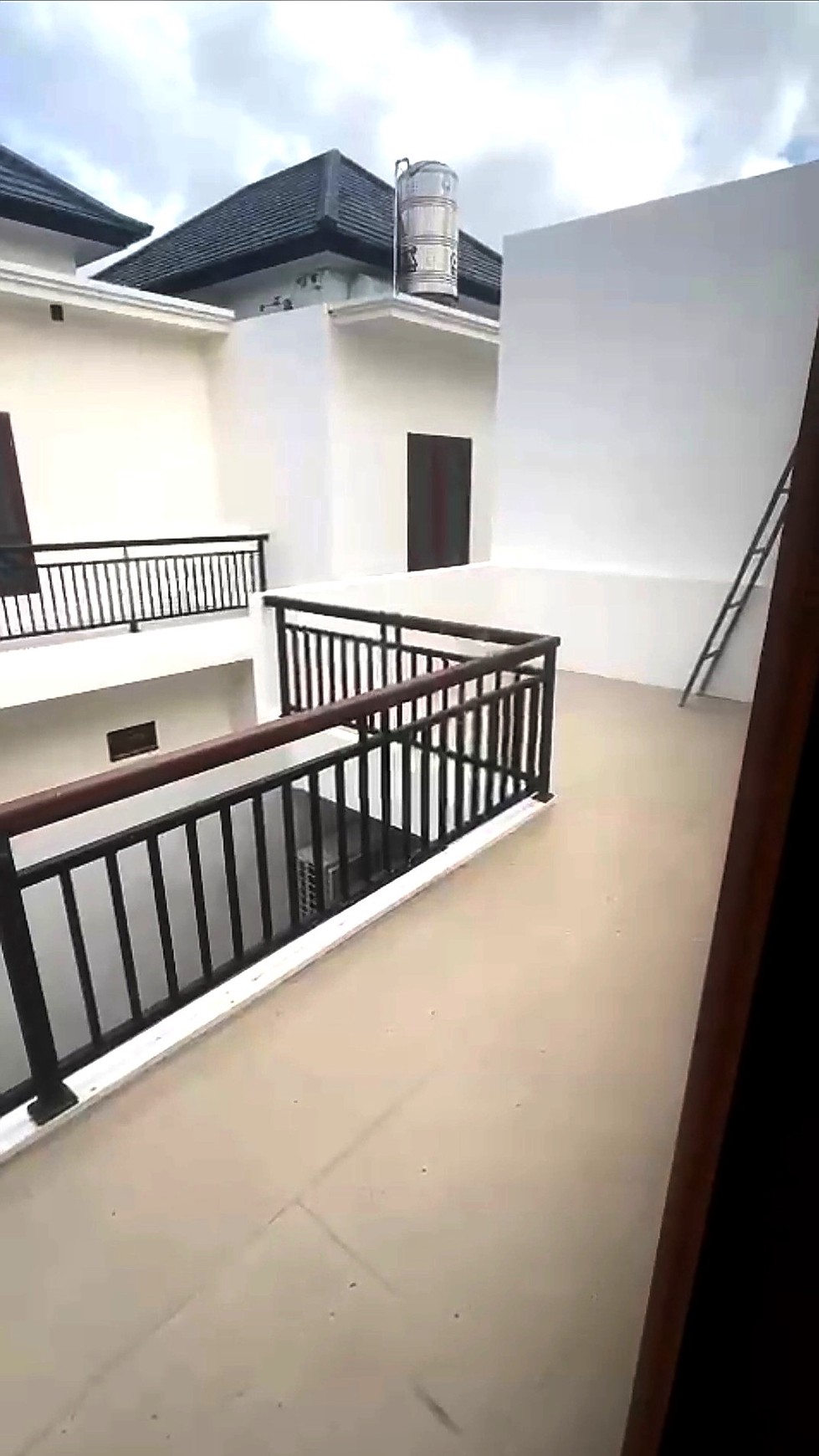 Disewakan Rumah Mewah Dalam Perum Lokasi Dekat Wisata Pantai Kuta, Badung, Bali