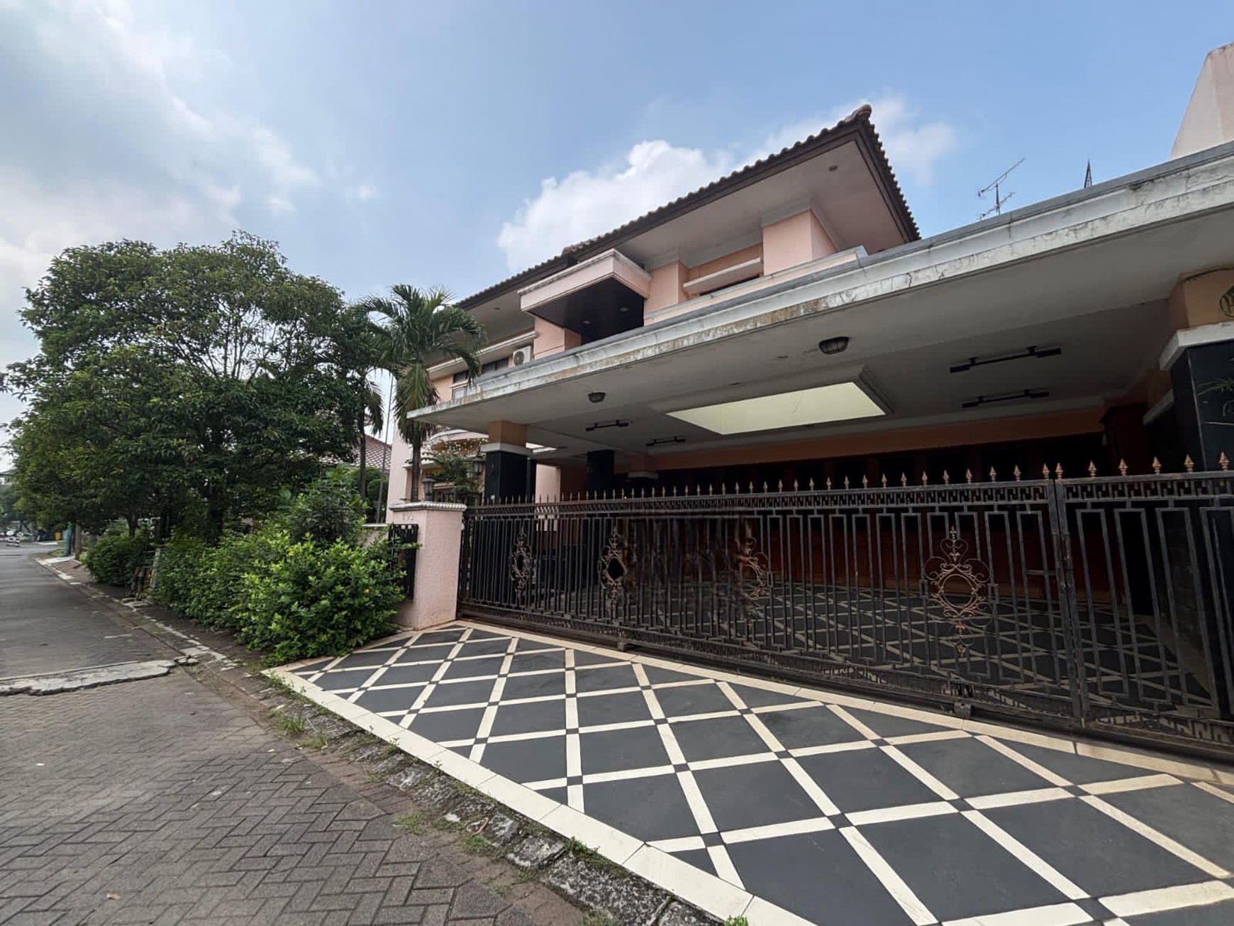 Rumah  Besar dan Luas Fully Furnished, 2 Lantai  ada Swimming Pool di Raffles Hills 