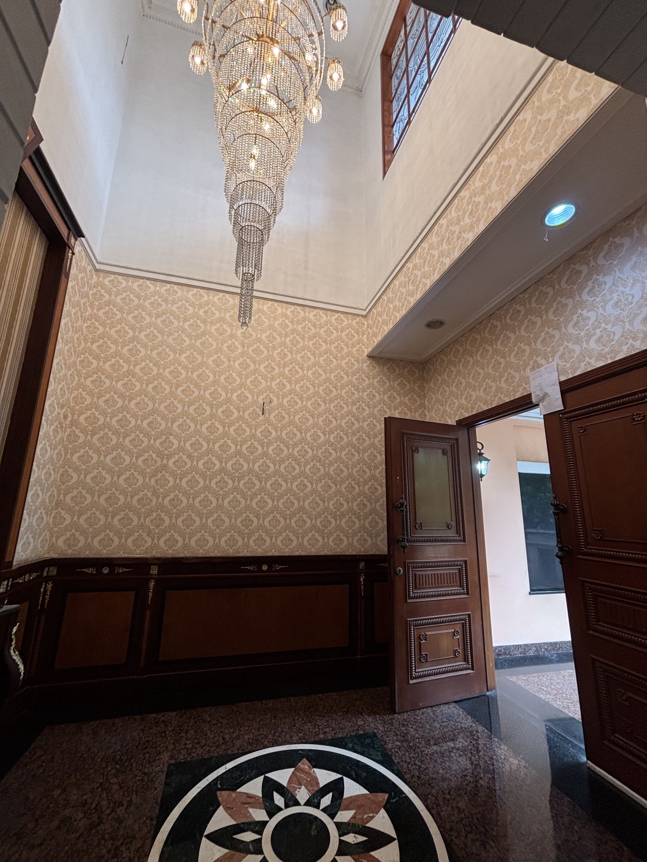 Rumah  Besar dan Luas Fully Furnished, 2 Lantai  ada Swimming Pool di Raffles Hills 