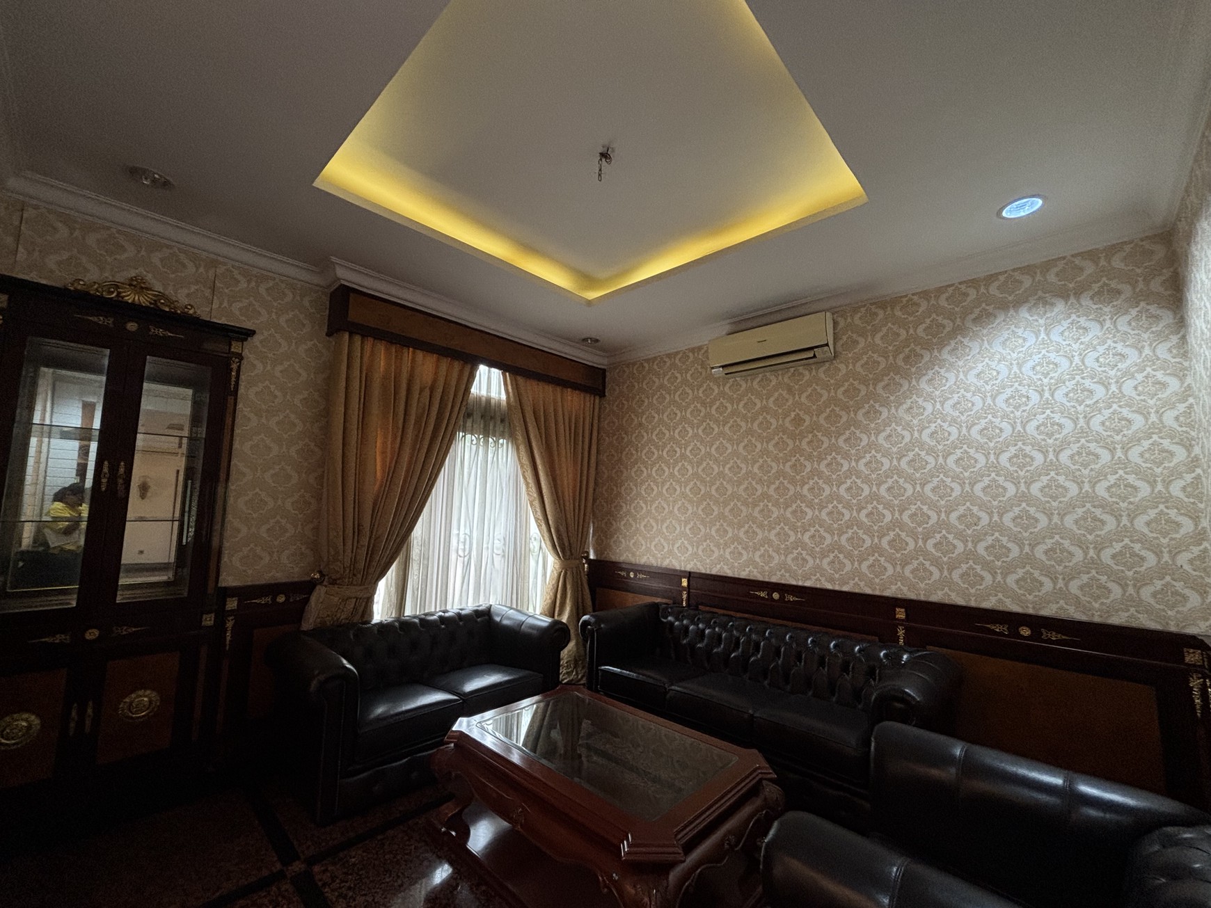 Rumah  Besar dan Luas Fully Furnished, 2 Lantai  ada Swimming Pool di Raffles Hills 