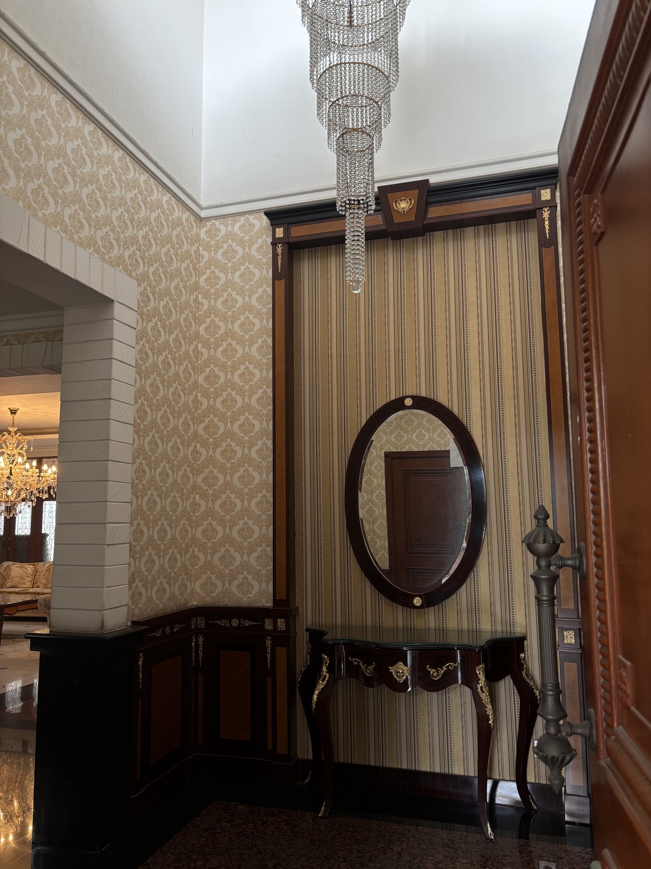 Rumah  Besar dan Luas Fully Furnished, 2 Lantai  ada Swimming Pool di Raffles Hills 