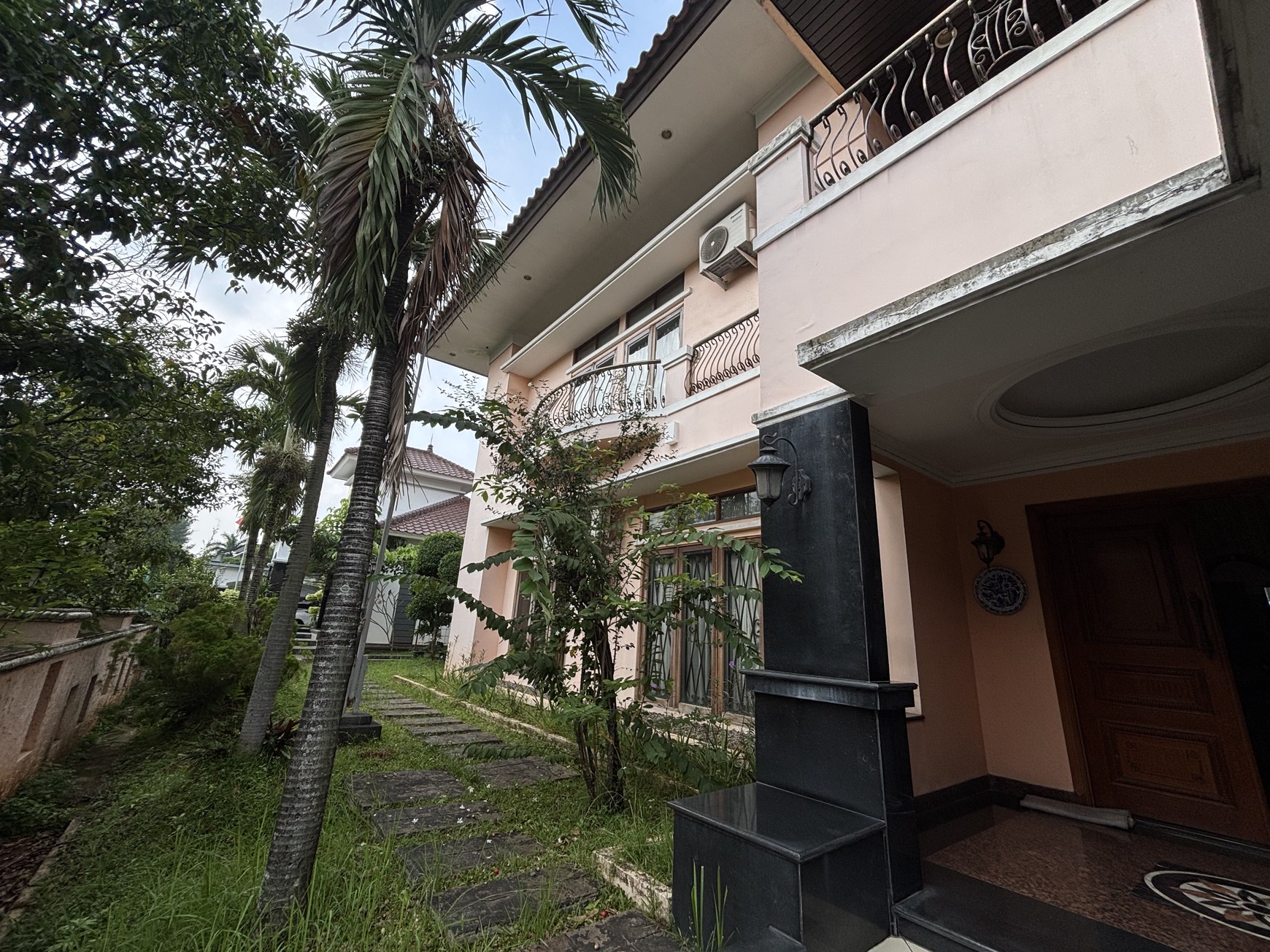 Rumah  Besar dan Luas Fully Furnished, 2 Lantai  ada Swimming Pool di Raffles Hills 