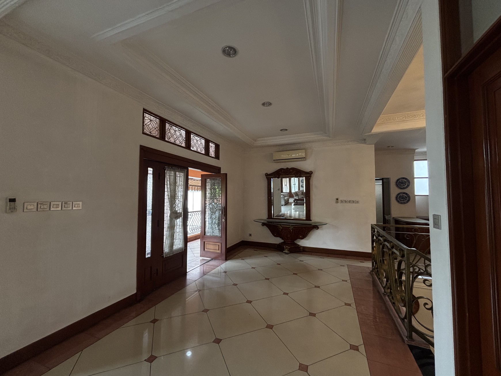 Rumah  Besar dan Luas Fully Furnished, 2 Lantai  ada Swimming Pool di Raffles Hills 