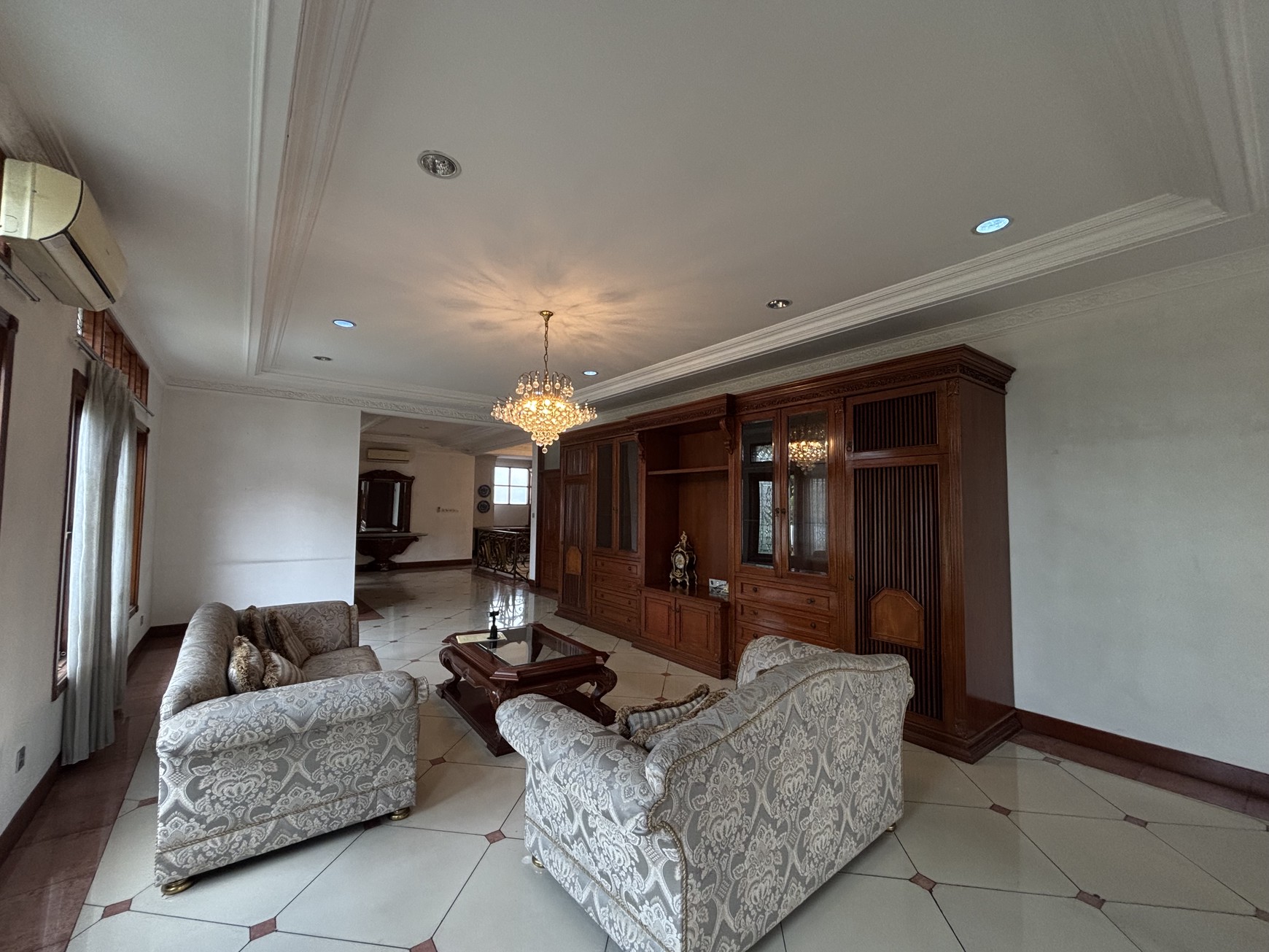 Rumah  Besar dan Luas Fully Furnished, 2 Lantai  ada Swimming Pool di Raffles Hills 