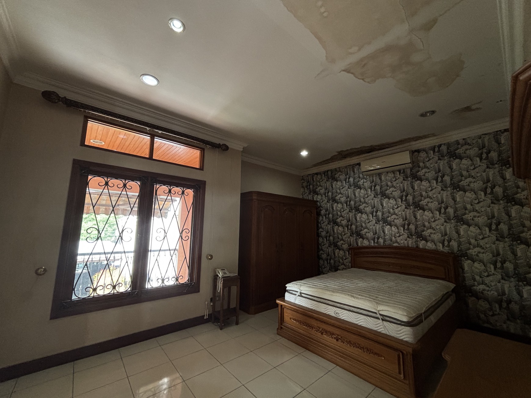 Rumah  Besar dan Luas Fully Furnished, 2 Lantai  ada Swimming Pool di Raffles Hills 
