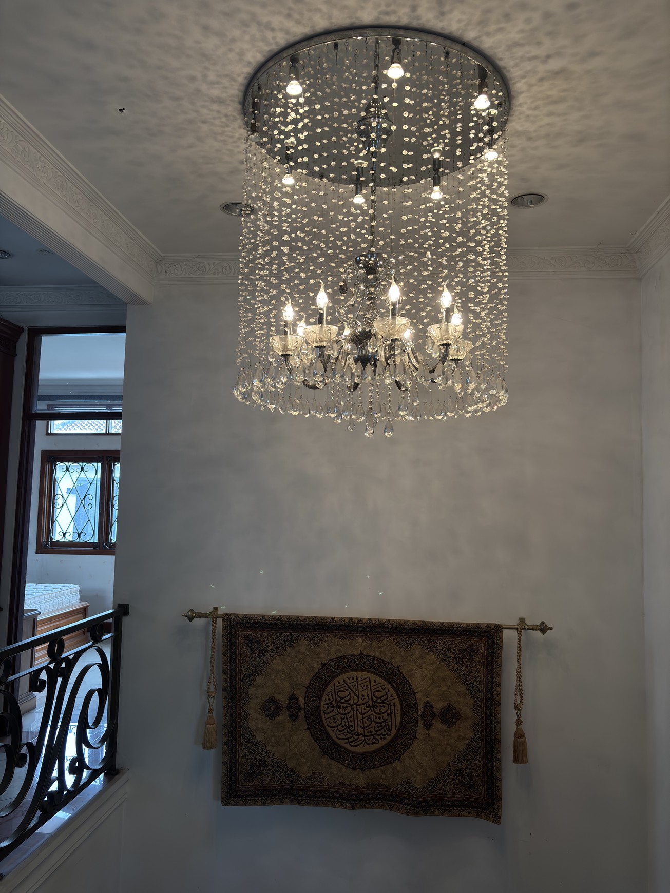 Rumah  Besar dan Luas Fully Furnished, 2 Lantai  ada Swimming Pool di Raffles Hills 