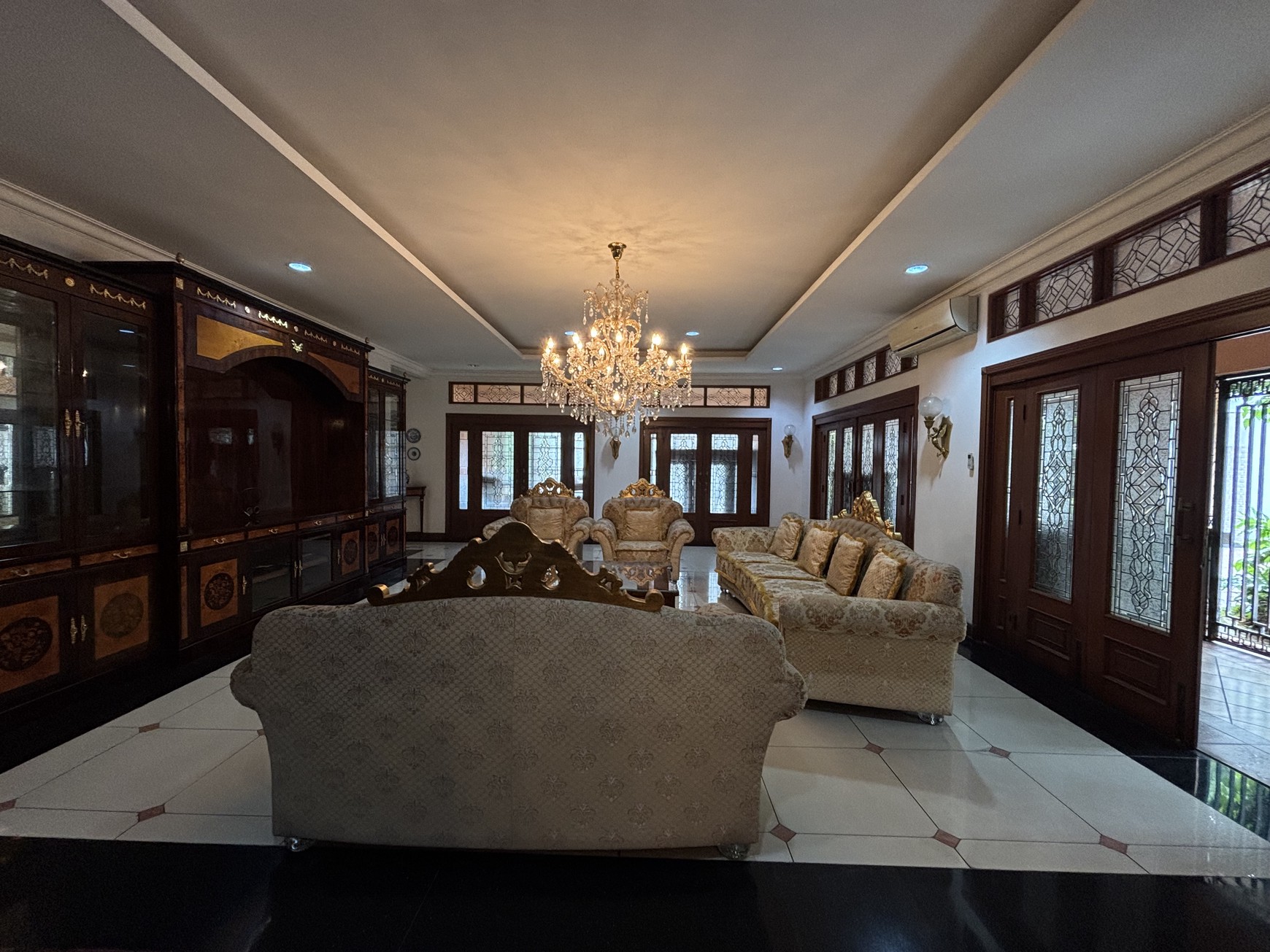 Rumah  Besar dan Luas Fully Furnished, 2 Lantai  ada Swimming Pool di Raffles Hills 