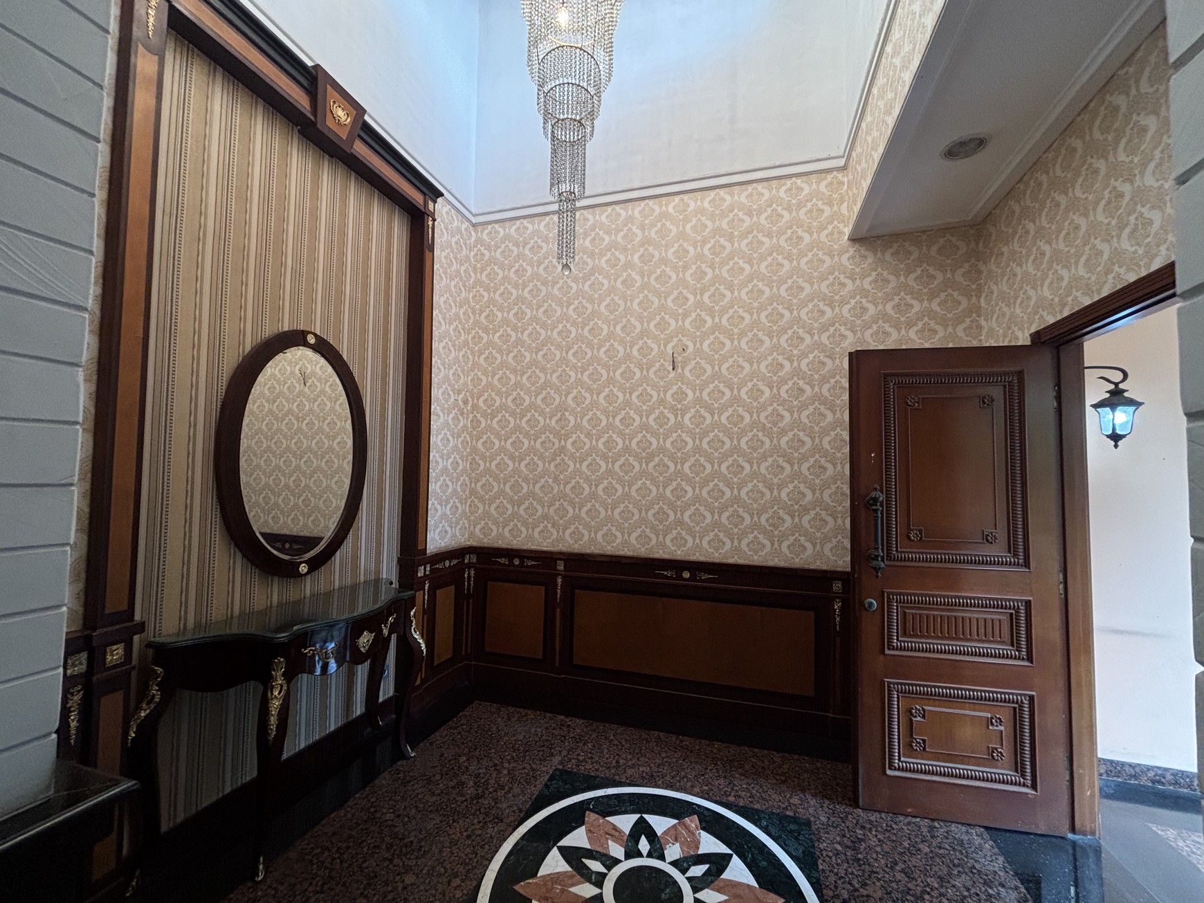 Rumah  Besar dan Luas Fully Furnished, 2 Lantai  ada Swimming Pool di Raffles Hills 