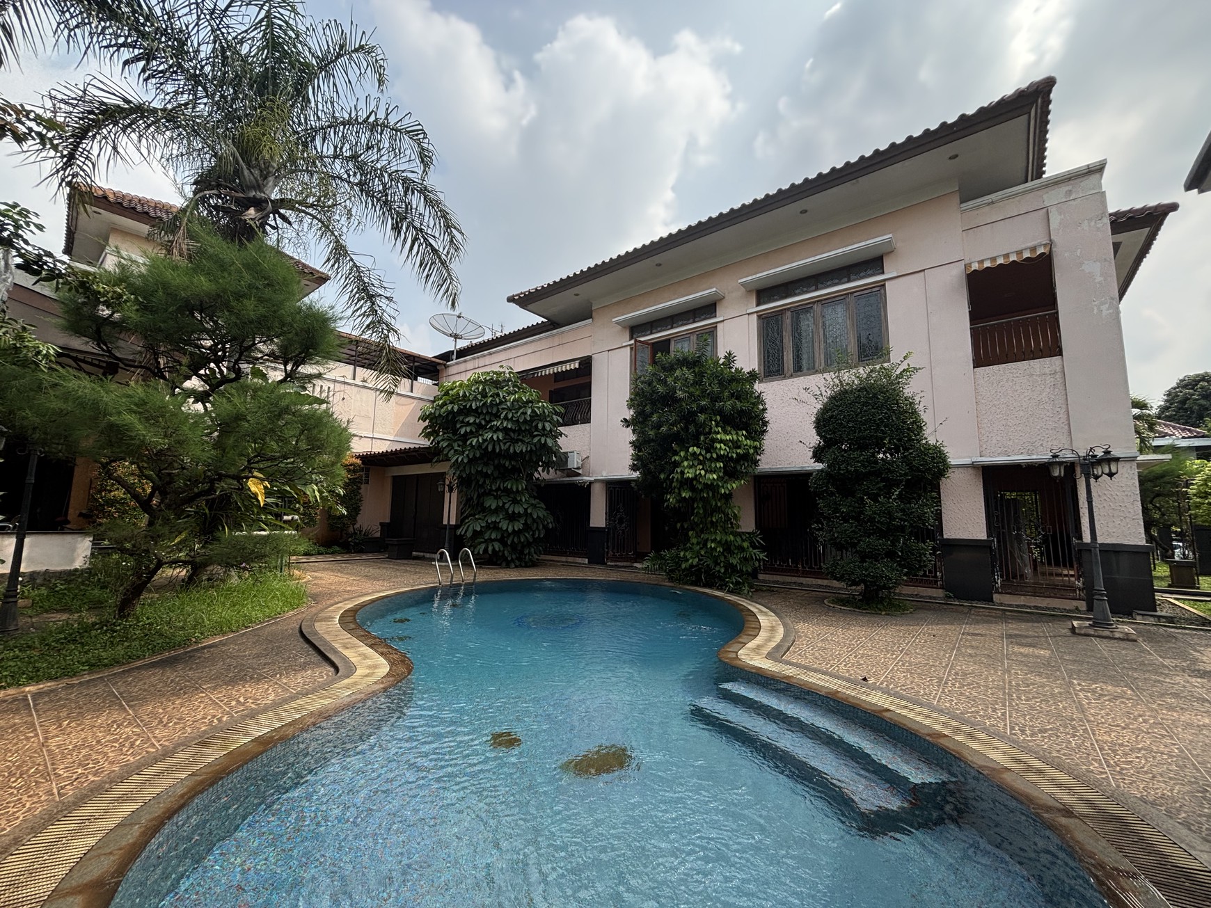 Rumah  Besar dan Luas Fully Furnished, 2 Lantai  ada Swimming Pool di Raffles Hills 