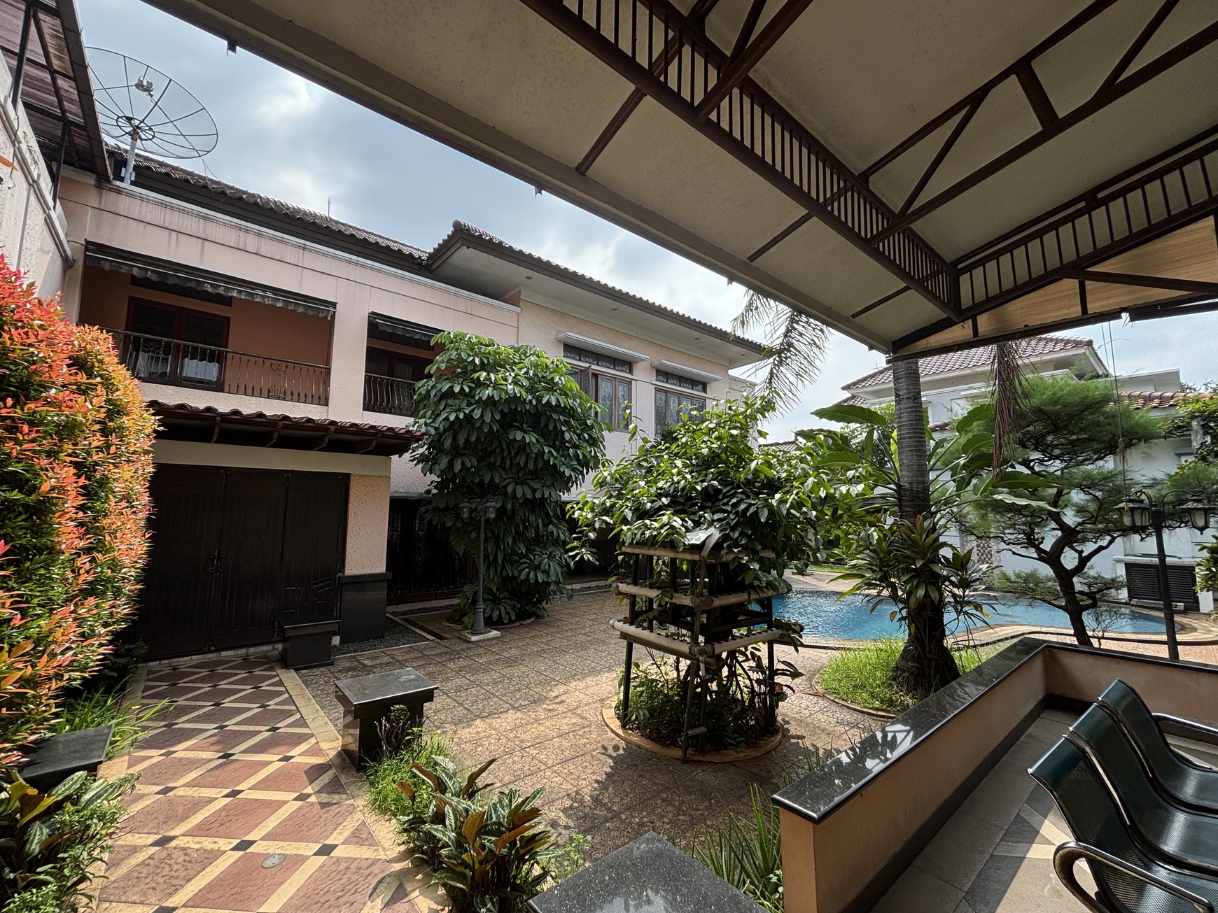 Rumah  Besar dan Luas Fully Furnished, 2 Lantai  ada Swimming Pool di Raffles Hills 