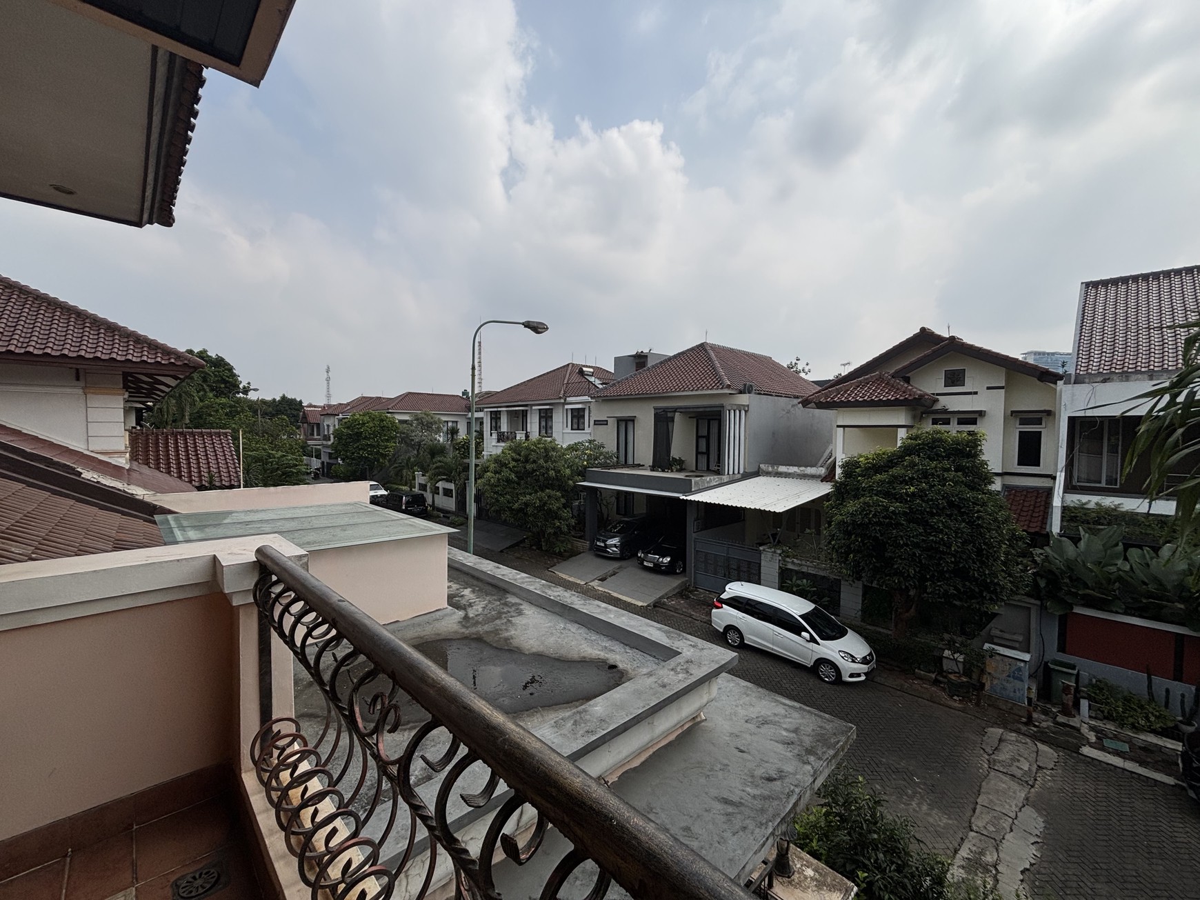 Rumah  Besar dan Luas Fully Furnished, 2 Lantai  ada Swimming Pool di Raffles Hills 