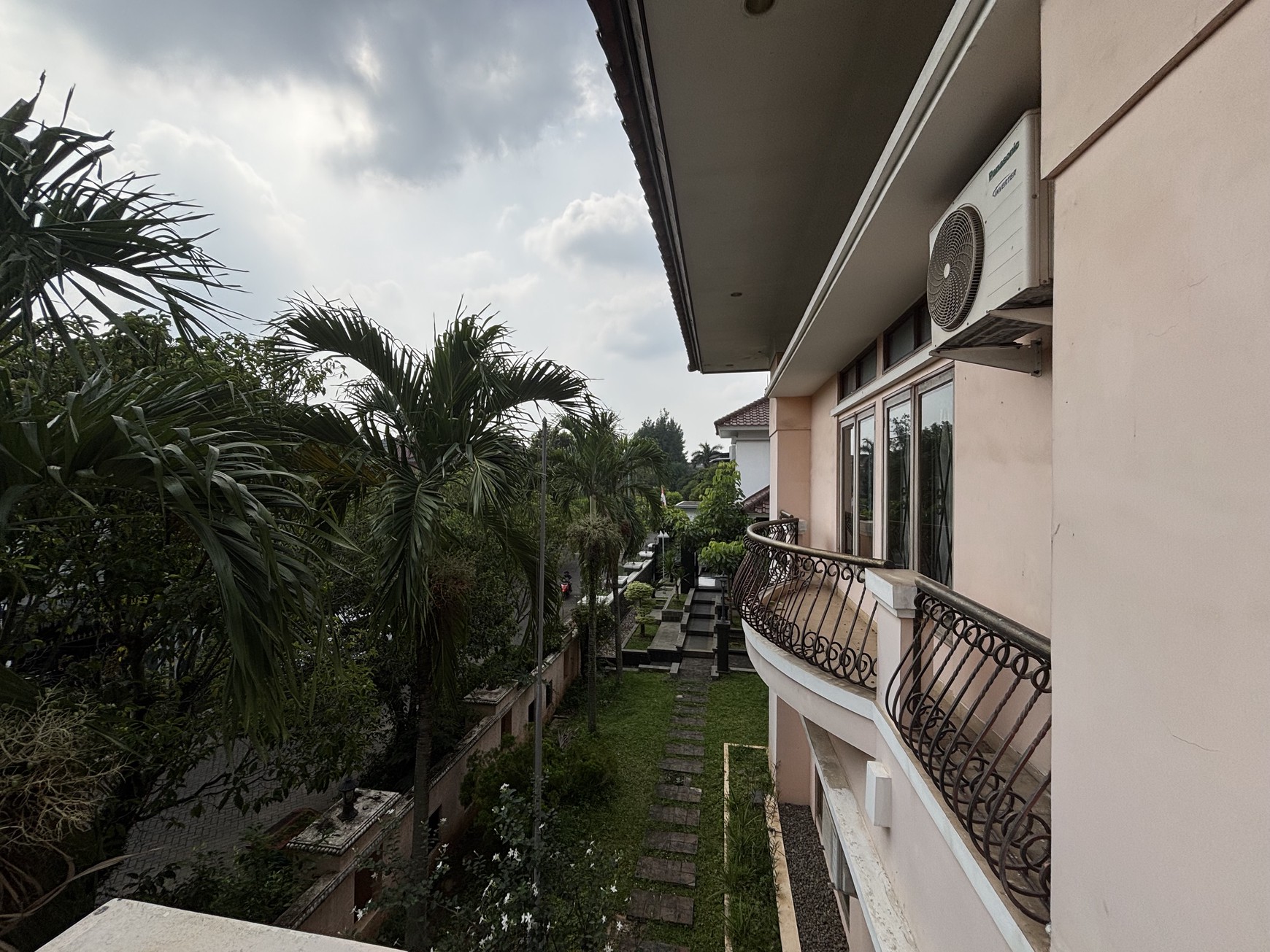 Rumah  Besar dan Luas Fully Furnished, 2 Lantai  ada Swimming Pool di Raffles Hills 