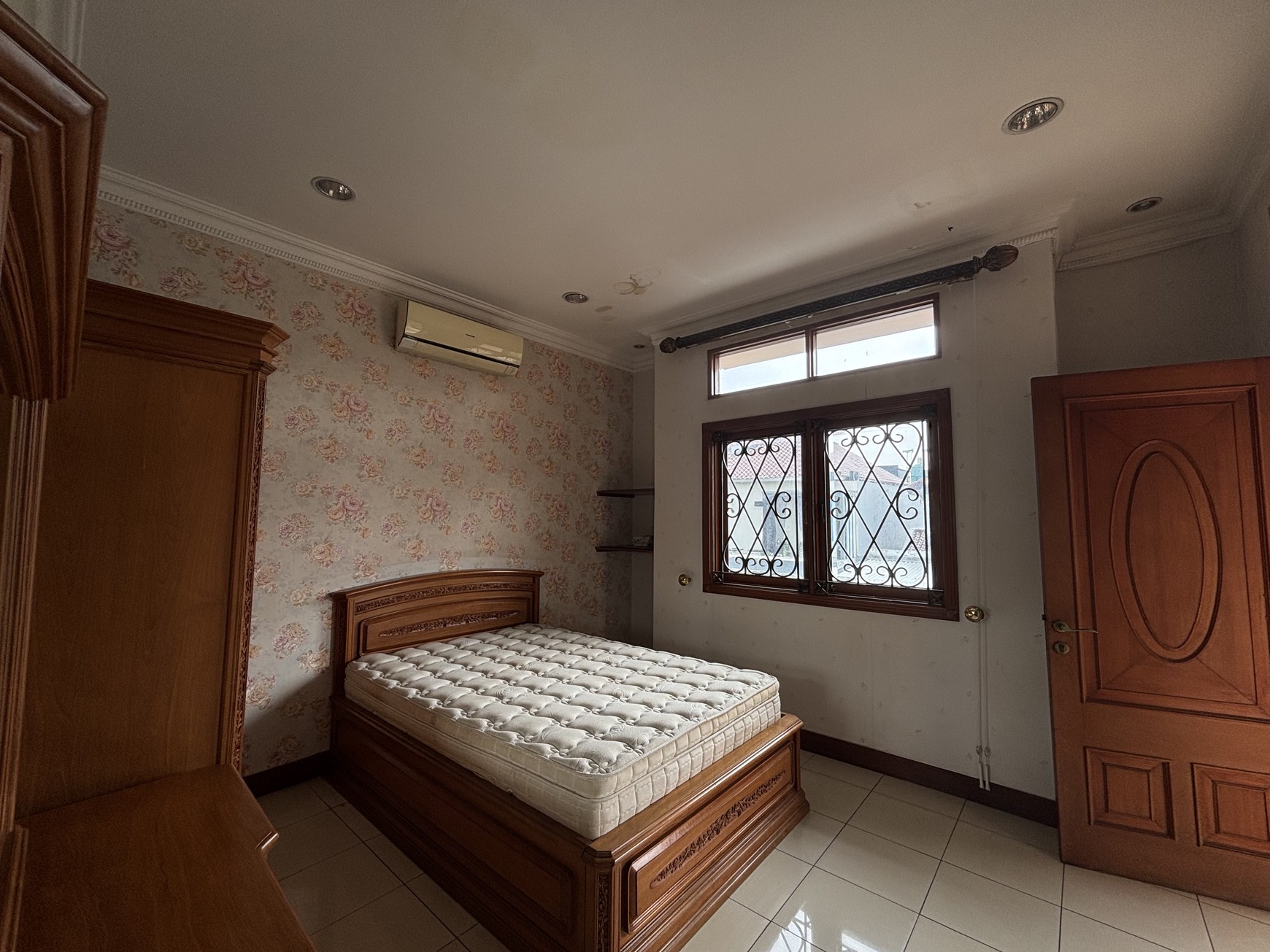 Rumah  Besar dan Luas Fully Furnished, 2 Lantai  ada Swimming Pool di Raffles Hills 