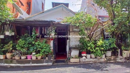 Rumah Bangunan Lama Lokasi Premium di Jl. Karbela II, Setiabudi