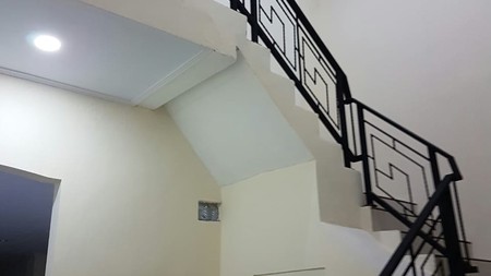 Rumah 3 Lantai di Pondok Aren Tangerang Selatan SHM Siap Huni