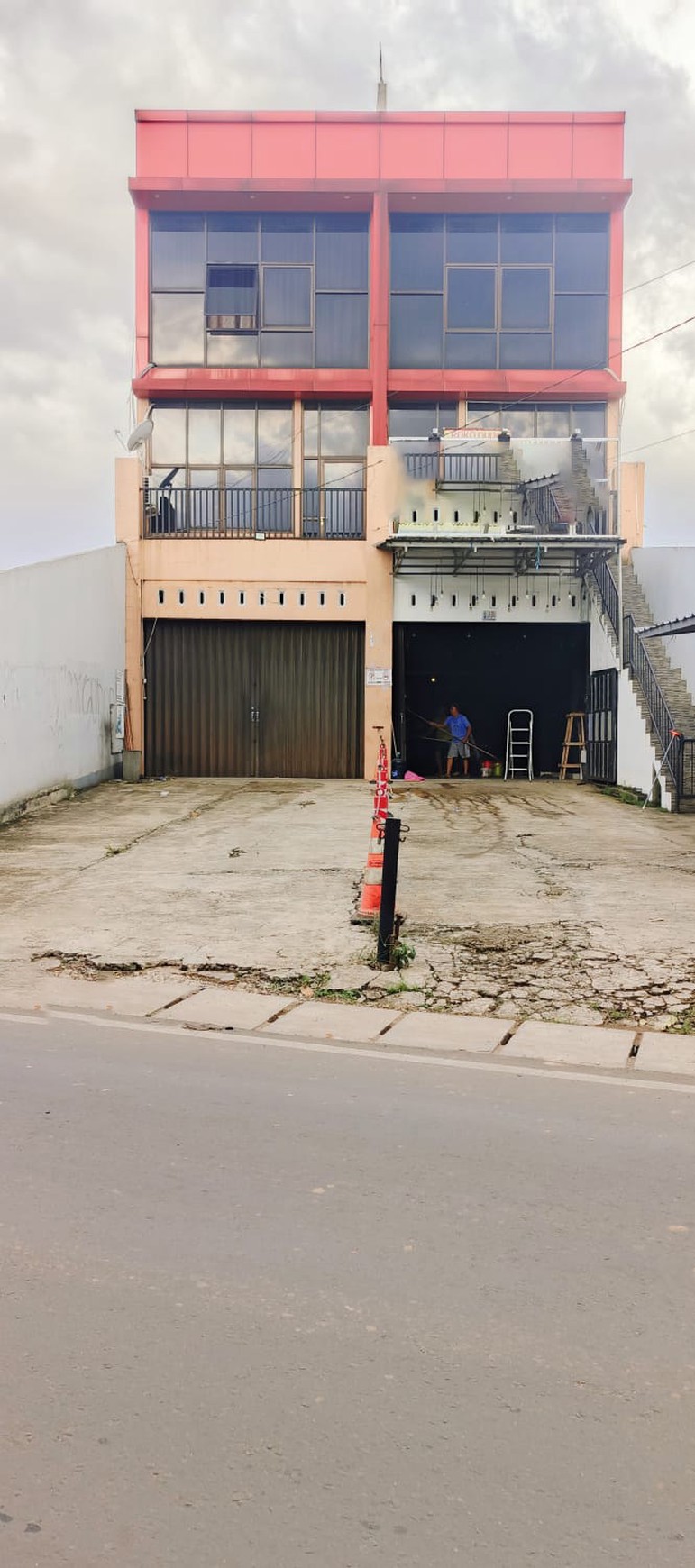Rumah 3 Lantai di Pondok Aren Tangerang Selatan SHM Siap Huni